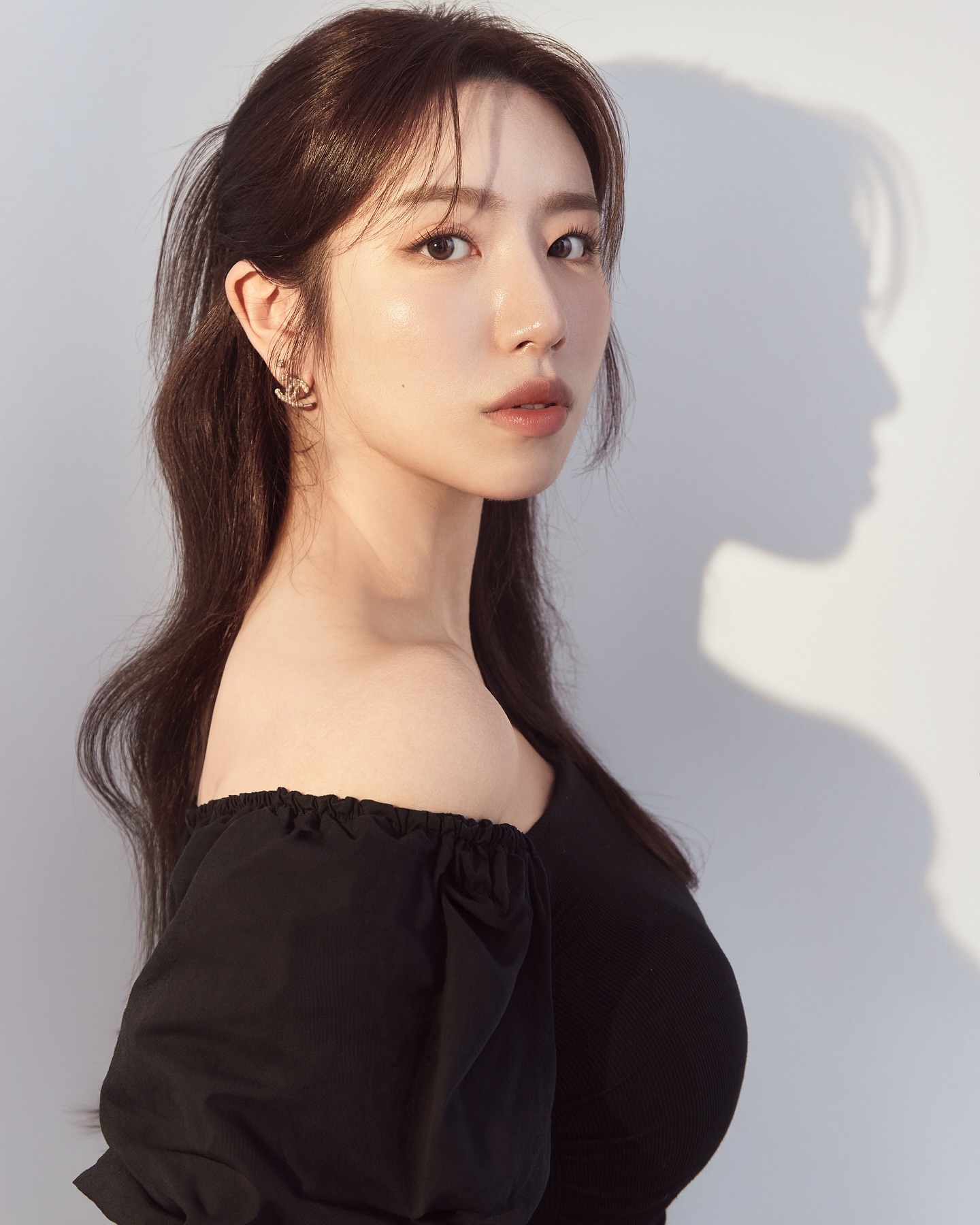 🫧올해의 푸로필📷

보정 전부터 맘에 든건 이번이 처음!
자까님이 표정이나 디테일한 부분까지 잘 잡아주셨다

못나니 손이라 손을 이용해서
프로필 찍어보는게 소원이였는데…♥

속눈썹 디테일과
촬영 내내 자세바뀔때마다 헤메 매만져주시구

makeup_sso0 
rarecolours_studio 

고생많이하신 금손 선샌님들 또 뵈요♥️
