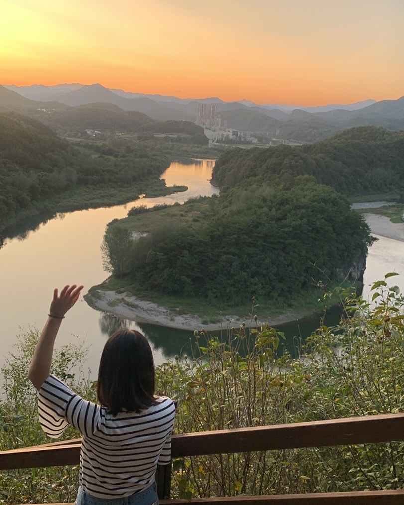 -
다들 잘 지내고 계시쥬?!
가을여행 한번 못 가보고 급 겨울느낌이라니ㅋㅋㅋ
여행마려워서 사진 보다가 노을이 너무 예뻐서🫶🏾같이봐요
금요일이라 그런지 뭔가 마음의 여유가ㅋㅋㅋㅋ
.
.
📍한반도지형 _영월
-
#모두맛점하세요 #감기조심하기