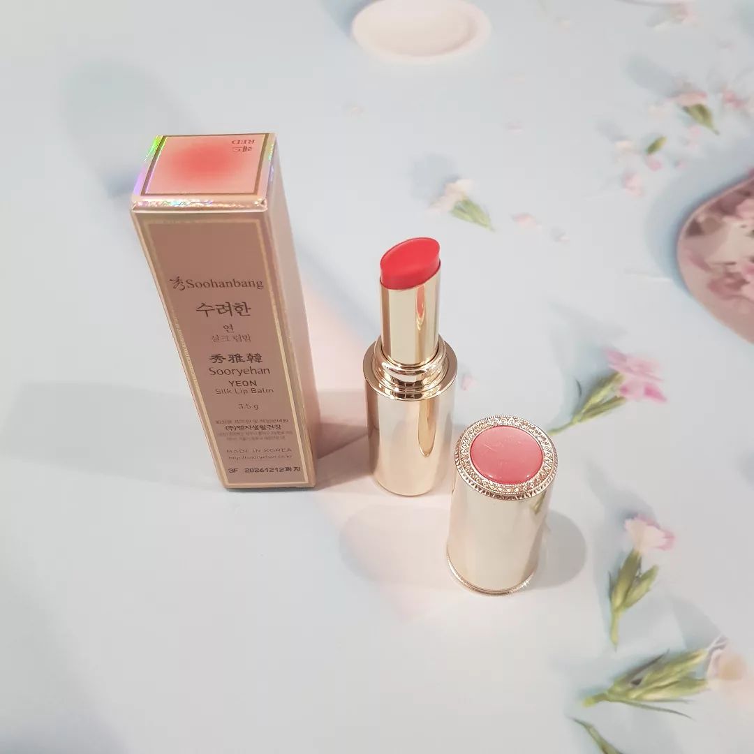 #협찬

자연스러운 생기있는 입술💄

#수려한
#연실크림밤 
#레드

겨울철 필수템인 림밥
매일 매일 건조한 내 입술에
생기를 불어넣어주는
고마운 아이템👄

그 중에서도
요즘 내가 찐으로
만족하고 애정하는 애정템❤

(수려한 연실크림밤 레드)

배우 박민영템으로도 유명하고
호박석과 진주가 함유되어 있어
고보습 촉촉💧
자연스러운 이쁜 발색까지👄

갈라지는 내 입술에 
촉촉함을 유지시켜주는 중~~

 보습력도 뛰어나
한번 바르면 오랜시간 유지는 물론
색감도 자연스러워
화장을 잘 안하는 나로 이 림밥만
발라도 얼굴이 생기있어 보이는 효자템👏

데일리로 매일매일
쓰기 너무 좋아 재구매각👄👏

#협찬 #수려한 #연실크립밤 #글로시립 #립케어 #고보습 #립밤추천