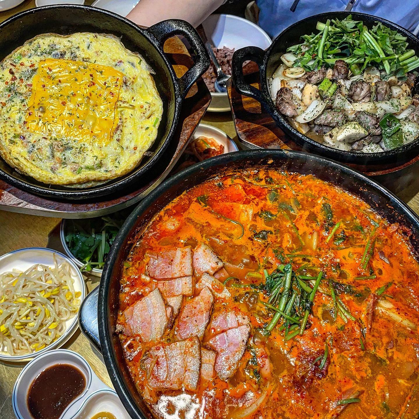 #협찬 

이수역에 위치한 남산터!!🍲🍲

여러분 훈연베이컨이 한가아아아득 들어간 부대찌개 드셔보셨나요오!!
심지어 다른 종류의 햄들도 가아득 들어있어요 !!🥩🍗🍖🥓
부대찌개 안에 들어간 베이컨은 72시간 동안 훈연했다고 하더라구요 ,,🥓
그래서 베이컨도 일반베이컨이랑은 식감과 향이 다르더라구요 !!🤍🤍
더 JMT이에요 🤤🤤

부대찌개 국물도 걸쭉하면서 지이인한 맛이라서 시원한 맥주랑 같이 먹으면 찰떡궁합일 것 같아요 ,,🍺🍻
밥도 무제한이라서 조절 못하면 10공기도 먹을 것 같더라구요 ,,🍚
그리고 저는 라면사리랑 우동사리 고민하다가 오동통한 면이 너무 땡겨서 우동사리를 추가했는데 너무 맛있었어요!! 다음에는 라면,우동 두개 다 먹어야겠어요 !!!🍜🍜

기본 서비스로 나오는 치즈오믈렛,,, 🍳🥚부드럽고 고소해서 짭짤한 국물과 먹기에 너무 좋아요!! 자작한 국물에 밥이랑 베이컨 넣고 비벼 먹으면 말해모해 ,,🥓🍚🍳
거기에 오믈렛도 같이 먹으면 환상✨

추가로는 이베리코 베요타 목살을 주문했어요!!🍗🍗
뜨거운 철판에 나오는데 고기가 너무 부드럽고 촉촉하고,, 후추향과 불향이 가득해서 너무 맛있었어요!! 안에 들어있는 양파랑 버섯도 짱짱도리에요 
🍄🍄🧅🧅🥩🥩
가게가 24시간 운영해서 언제든가서 해장으로도 좋고 안주로도 좋은 부대찌개,, 안에 인테리어도 레트로 갬성 뿜뿜!!🏡🏡🪟🚪
고급스러우면서 찌이인한 부대찌개가 먹고싶다 하면 남산터로 가봅시다~

@@해장하러갈래,,, ?아니 술마시러갈래,,? 

💛매장:남산터(이수점)
💛주소:서울특별시 서초구 동작대로 68
시간:24시간영업 / 연중무휴

메뉴판📋

-수제베이컨 부대찌개 16,000원(교차주문가능)
-우동사리 2,000원
-이베리코 베요타 목살 16,000원

.
.
#남산터 #부대찌개 #남산터부대찌개 #수제소세지 #이베리코베요타 #이베리코목살 #직접만드는맛집 #이수맛집 #사당맛집 #이수역회식 #이수데이트 #맛집#맛집탐방#맛집추천#먹팔 #먹팔해요#먹스타그램 #찌개맛집 #총신대입구역맛집