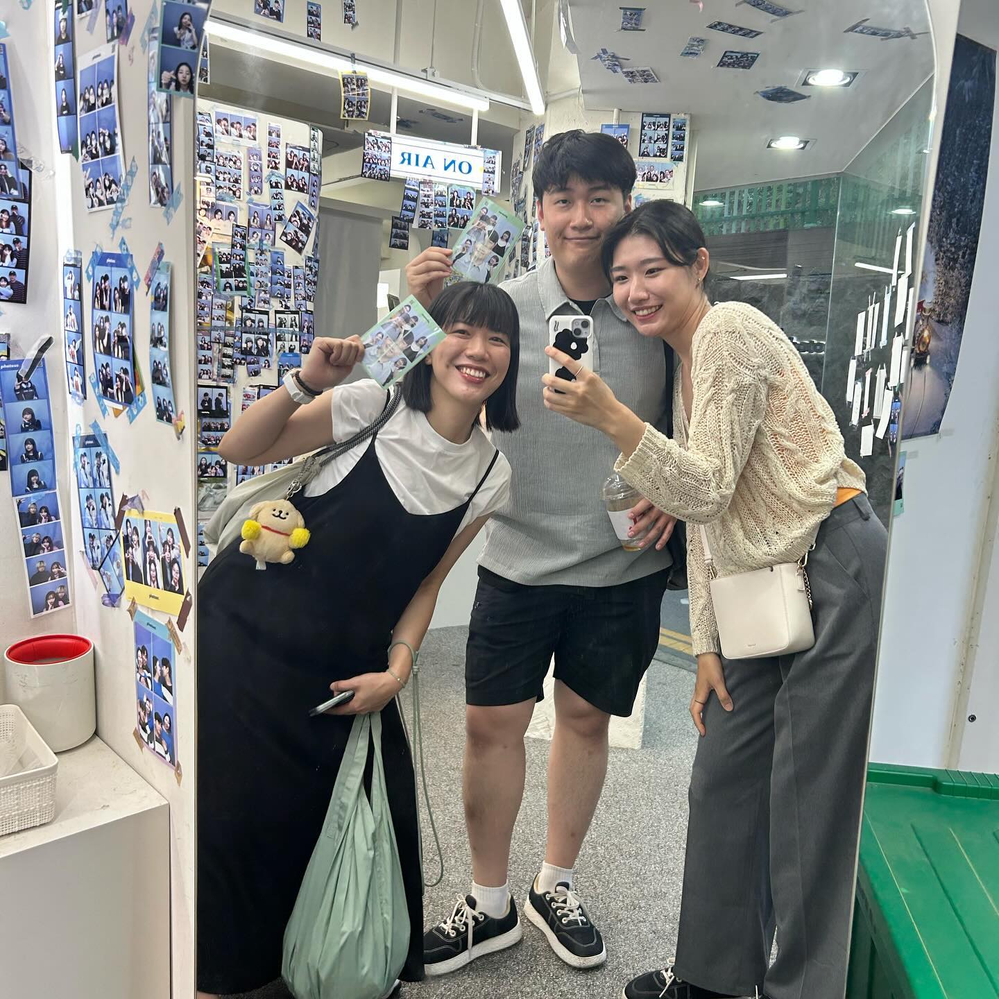 씬디가 원한 생존신고✨
오랜만에 간 서울은 사람도 많고 복잡했지만
한국에서 만난 씬디와의 시간은 참 소중했다
게다가 많이 그리운 수잔과도 통화 성공😚
이내 다른 친구들도 많이 그리워졌다🥹
그리고 난 오늘부터 영어공부를 하는걸로🥲