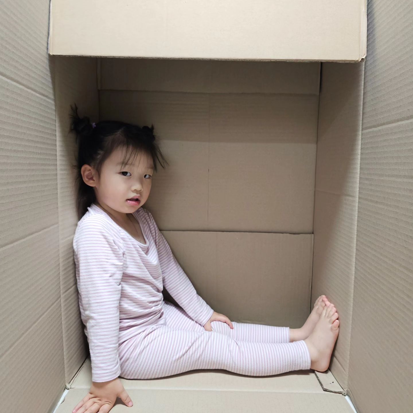 #찐육아일기

어제 봄이가 친구들에게 짜증을 많이 내서
차분히 날카롭지 않게 말하자고 
지도했다는 선생님의 전언이 있었다.

요즘 내가 일이 많아 예민해져서
아이에게 쉽게 짜증내고 날카로웠던 게
그대로 전이된 것 같아 반성 또 반성했다.

📍하원하고 문화센터 가는 길
👩 봄아, 엄마가 그동안 너무 짜증을 많이 냈지? 미안해. 반성할게.
👧 아니야, 엄마. 나는 엄마를 이해해.
👩 (감동 찡) 엄마가 쉽게 짜증내고 그래서 봄이가 그걸 배운 것 같아서 마음이 안좋았어. 앞으로 짜증내지 않고 예쁘게 말하도록 엄마가 노력할게.
오늘 친구들에게 짜증 많이 냈다면서~ 
내일부터는 다정하게 대하자!
👧 응! 알았어

📍문화센터에서 집에 가는 길
👧 엄마 미안해..
👩 응? 뭐가?
👧 내가 친구들한테 짜증 많이 내서 미안해.
👩 (또 감동) 괜찮아, 내일부터 다정하게 대하면 친구들도 이해해줄거야. 할 수 있지?
👧 웅 짜증안내고 사이좋게 놀거야

예민했던 엄마를 이해한다는 말에 
가슴 찡하게 감동받고,
친구들에게 짜증낸 걸 이야기했더니
혼자 생각하다가 미안하다고 말하는
네게서 엄마는 또 배운다.

엄마가 정말 많이 노력할게.

#육아일기 #훌쩍큰아이 #감동일기 #반성일기 #엄마도엄마가처음이라