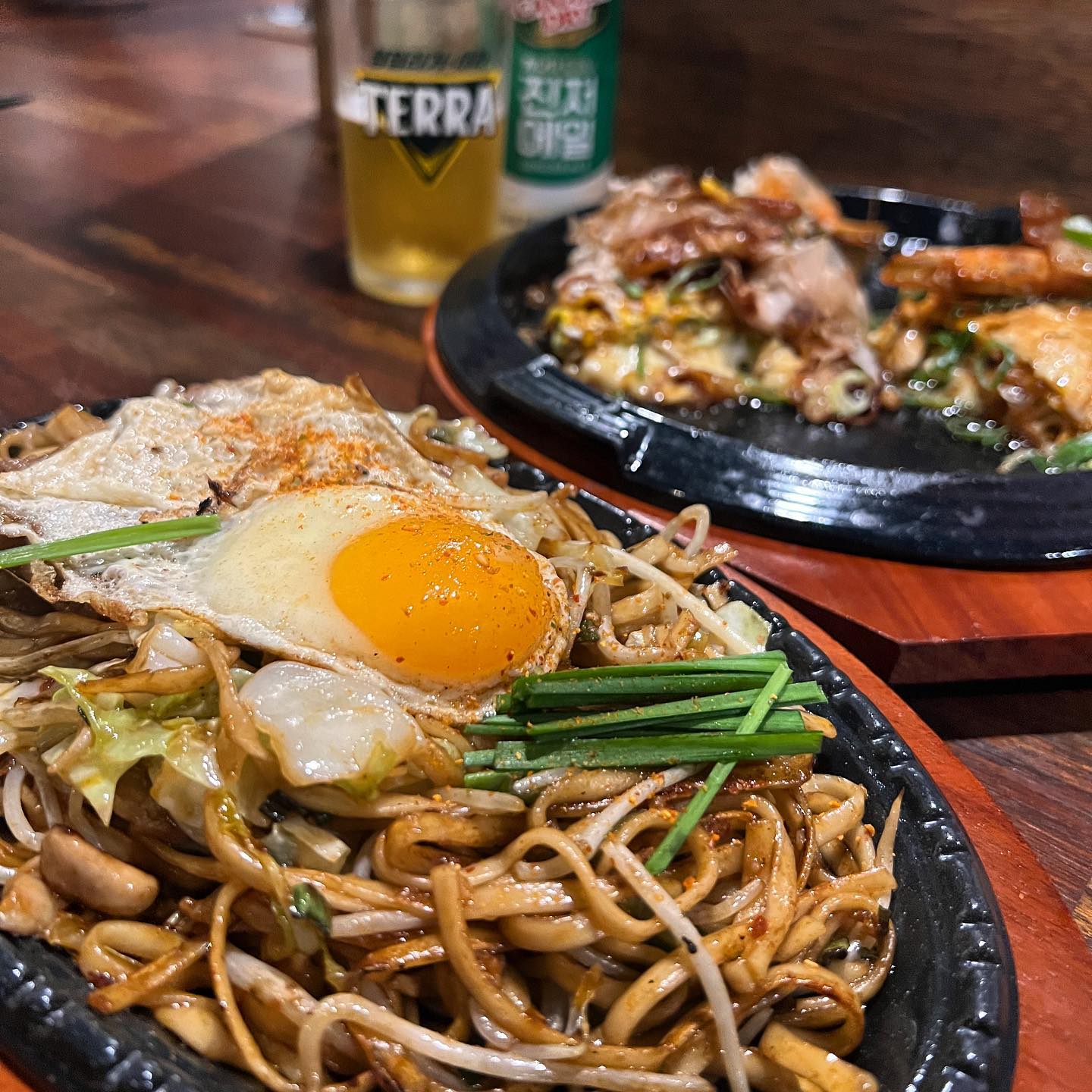 충북대 중문에 이런 분위기 좋은 야끼소바, 오꼬노미야끼 맛집이 있다니!! 야끼소바 하프 말고 큰거시킬껄... 후회..ㅠㅠ 맥주가 술술 들어가네 ㅎㅎ 이제 오꼬노미야끼 먹으러 홍대까지 안가도 되겠당 #충북대맛집 #충북대유안 #오꼬노미야끼맛집 #야끼소바맛집 #맥주안주 #충북대술집 #사창동혼술맛집