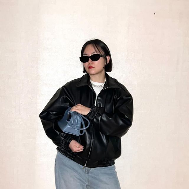 조룩브이ㅣ데일리룩 코디 직장인룩 출근룩 OOTD OUTFITS on Instagram: "#협찬 [스탠다드에러 비건레더 스탠다드 블루종 레더자켓] 작년부터 가죽자켓이 강세였죠. 왠지 올해 봄에도 그 추세는 계