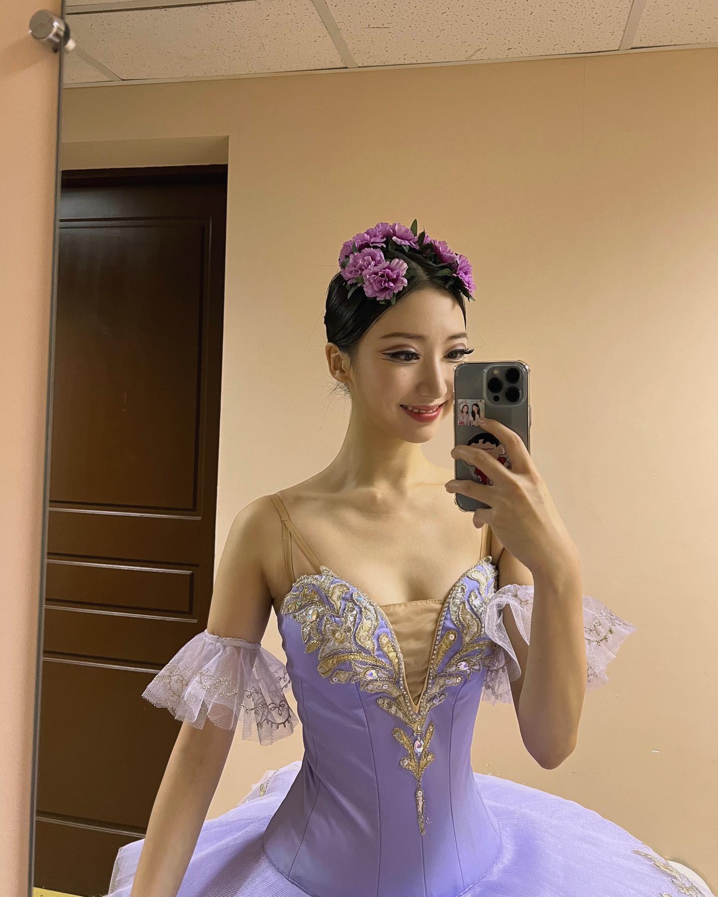 all the looks from Don Quixote!🌹

«Дон Кихот»

의상 체인지만 4번, 무대 위에서 내려오는 시간이 거의 없었을
정도로 정말 정신 없었지만
그럼에도 매 순간 즐기며 할 수 있었던 공연이었다.
아카데미 시절, 오랫동안 키트리를 하며 언젠가 나도
돈키호테 전막을 할 수 있을까 막연히 꿈꿨었는데,
3막 내내 다양한 역할로서 춤을 출 수 있어서 행복했고
특히 제일 좋아하는 캐릭터, 판당고를 하게 되어 영광이었다✨

⠀

#발레 #돈키호테 #발레리나 #러시아 
#donquixote #dream #fandango #ballet #ballerina #донкихот #премьера #балет #балерина #кореянка