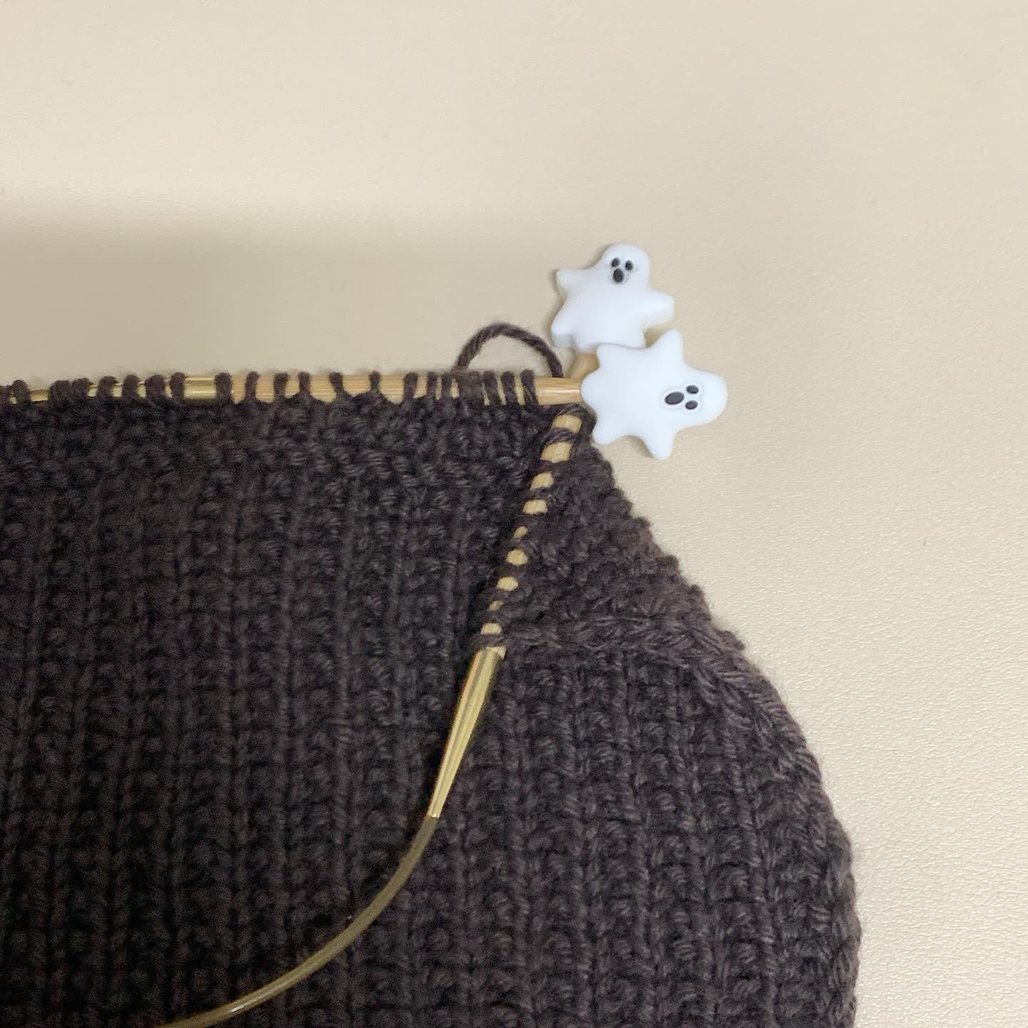 .
목도리 뜨는 중 🧣
자려고 홀더 끼웠는데 너무 귀여움 👻👻

#틀렸어 #풀어야해 🥺
