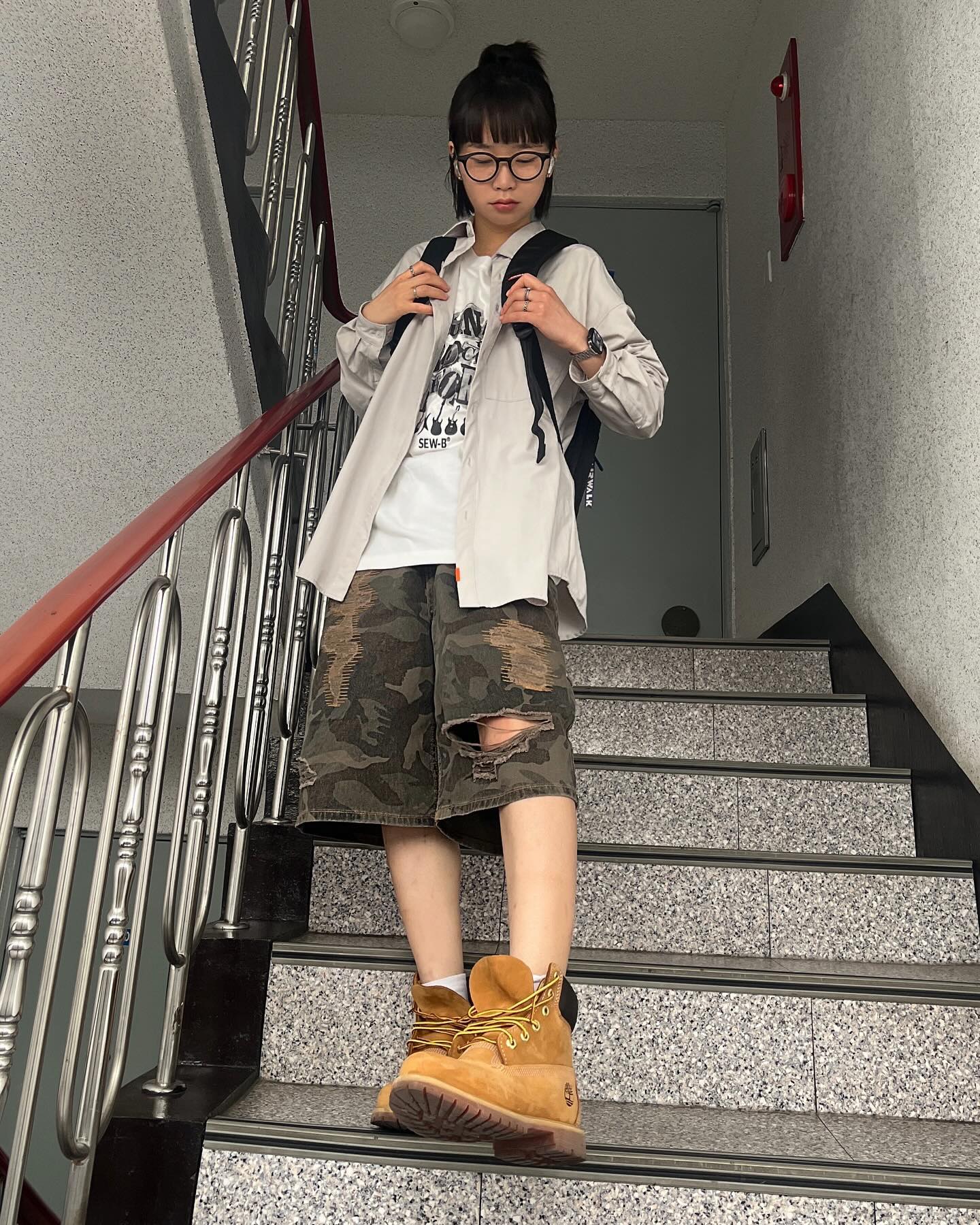 #광고 #메인부스 
mainbooth 에서 Destroyed Camo Shorts(VINTAGE BLACK/SIZE 1)을 제공받았습니다 ඔ⸝⍢⸜ඔ !!

날씨가 너무 따뜻해졌어요!! 꽁꽁 싸매도 추워서 오들오들 떨던 날이 엇그제 같은데 벌써 포근한 공기가 온 몸을 감싸 기분까지 좋아지는 요즘,, 전 버뮤다팬츠에 하이탑이나 부츠를 매치한 코디에 푹 빠져 있는데요! 마침 제 취향에 딱 맞는 버뮤다팬츠를 받았어용🤎
러프하고 자유분방한 디스트로이드 디테일과 무심한듯 루즈한 핏감!! 빈티지한 컬러감에 그런지한 매력 한 바가지 끼얹은 요 팬츠🫢✨ 스크래치 디테일 부분이 베이지 톤으로 되어있어 매니쉬한 팀버부츠나 된포랑 매치에 찰떡이었어용!! (요즘 팀버랜드 폼올랐다 느끼는데 저만 그런가요??!!! 넘나 잘 어울리는 팬츠라구요~!! 헷)
기본적으로 넉넉하게 입어야 맛있는 오버핏 버뮤다 팬츠로 사이즈 선택지도 원,투,쓰리 세가지라 남녀노소 체형에 구애 없이 입기 너무 좋구요! 전 1사이즈 선택했는데 무릎 아래로 내려오는 길이감에 넉넉한 실루엣까지 딱 맘에 들었어요!! 여성분들은 1사이즈 대체로 잘 맞으실 듯 해용🤟
어떤 코디로 보여드릴까 많이 고민했는데요, 역시 제가 평소 자주 입는 스타일로 코디하는게 제일 저 다울 것 같아 부담스럽지 않은 데일리한 캐트릿룩으로 입었어요! 대딩룩으로 소화하기에도 좋고 가볍게 나들이 갈 때 멋부리지 않은 듯 팬츠 하나로 은은한 시선 집중,,!!👀
가벼운 소재감이라 지금부터 여름까지 완전 잘 입을 HIP하고 VINTAGE한 팬츠 찾으신다면 메인부스에서 요번 24SS에 발매 된 요 팬츠 눈여겨 봐주시라구용~!!

#버뮤다팬츠 #반바지 #스트릿 #스트릿패션 
주말까지 얼마 안 남았으니 조금만 힘🔥🔥