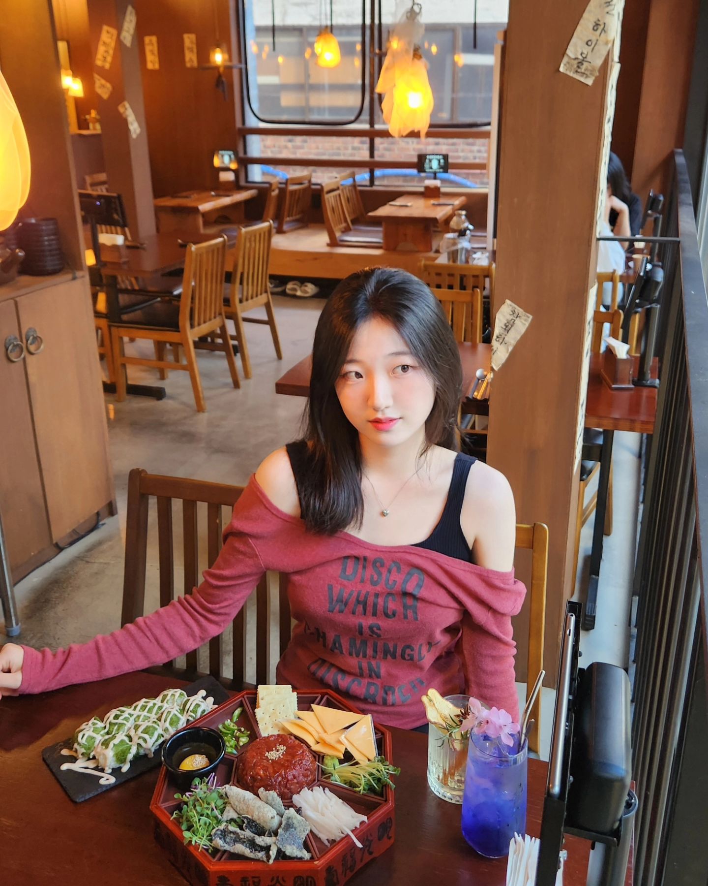 #협찬
홍대 한식 주점 얼 다녀왔습니다!

요즘 다시 홍대가 핫해지는 분위기라 저도 홍대로 가봤어요:D

홍대에 술집도 맛집도 너무 많지만 사실 전 막상 가보면 거기서 거기..?라는 느낌이 들어서 싫다고 느끼진 않았지만 좋았다고 느끼는 가게는 많이 없더라고요🥲

저는 보통 인테리어, 특색 있는 메뉴 2가지를 가장 크게 보는데 생각보다 둘 다 충족하는 곳이 잘 없어요ㅠㅠ 특히 한식 주점 같은 특정 테마가 있는 곳은 더 따지게 되는 거 같아요.. ㅎ

서론이 왜 길었냐면 이번에 다녀온 이곳이 제가 고른 홍대 한식 주점 원탑이에요..👍🏻🌟

우선 인테리어부터 한식 주점 특색을 너무 잘 살린 분위기랑 감성이었고 한옥처럼 가게 내부 대부분이 목재로 되어있어서 그 감성이 배로 뛰었..🥹🤎

기본 안주도 특이해요! 누룽지에 설탕을 뿌린 안주였고, 술도 전통주가 들어간 하이볼이라 하이볼 2잔 주문했고요 안주는 구절판 한우육회, 감태 주먹밥 2가지 주문했어요!

근데 메뉴가 나오고 제가 더 난리였던 게.. 보통 메뉴판에 있는 이미지가 화려하고 예쁘면 그대로 주시는 곳을 전 거의 못 봤거든요..? 근데 여기는 하이볼 사진이 너무 예뻐서 그냥 메뉴판 사진용이라고 생각했는데 진짜. 사진 그대로 나와요. 아니 더 예쁜 거 같아요..😭❤ 심지어 구절판 육회도 진짜 구절판에 육회가 나와서 더 좋았어요... 제가 가본 한식 주점 중에 메뉴에서만큼은 가장 컨셉에 진심인 거 같아요

심지어 비주얼도 너무 예쁜데 너무 맛있어요ㅠㅠ 감태 주먹밥에 육회 얹어 먹어도 너무 맛있고요. 특히 하이볼이 전통주로 만들어서 그런지 처음 먹어보는 맛인데 너무 맛있어서 한 입 한 입 끝까지 맛있게 먹었어요😋

제가 한식 주점 분위기나 인테리어를 좋아하는 만큼 까탈스럽기도 한데 여기는 제가 좋은 한식 주점인가?를 판단하는 기준도 너무 충족했고요. 같이 간 남자친구한테도 여기 또 오고 싶다고 할 만큼 너무 만족했어요. 저기 간 당일 지인들한테도 여기 진짜 좋다고 따로 추천한 곳..☺❤

홍대에서 특색 있는 술집 가고 싶을 때 얼 추천드려요!!

서울 마포구 와우산로38길 4 1층 얼
0507-1490-9950

#홍대하이볼, #홍대한식주점 #홍대술집추천 #홍대가성비술집 #홍대술집 #홍대입구역술집 #홍대신상술집 #홍대주점 #홍대하이볼맛집 #경의선숲길술집 #경의선책거리