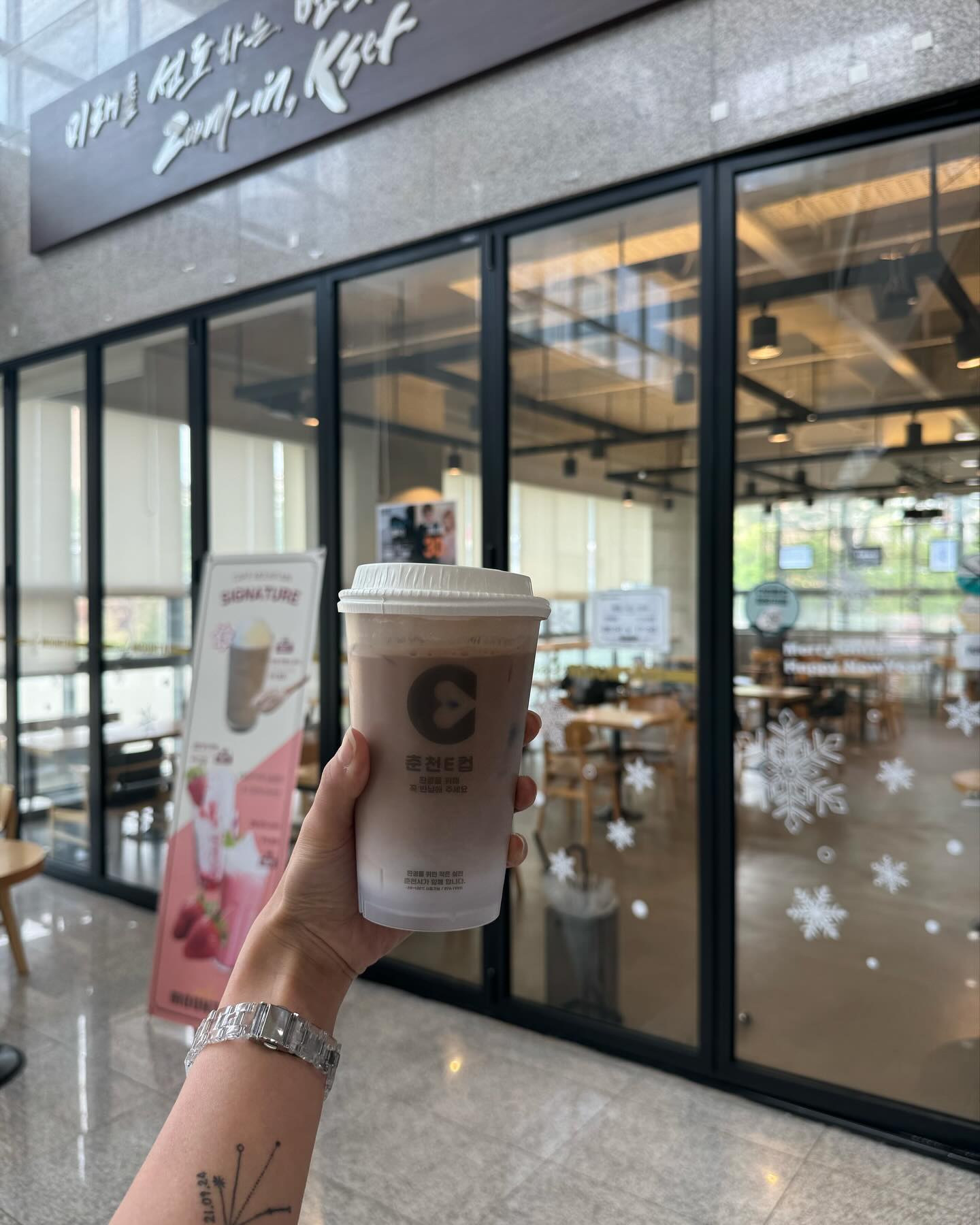 __춘천 E컵! 카페마운틴 강대 보듬관점

작년에도 춘천E컵 서포터즈로 활동하였던 제가❗️
또, 다시 올해도 여러 장점을 가진 춘천E컵을 널리널리 홍보하고 알려드리기 위해 돌아왔습니다🙂

춘천E컵을 사용하러 여기저기 정말 많이 다녀보았는데요

오늘의 춘천E컵 사용처인 ’카페마운틴 강대 보듬관점‘은
강원대학교 건물 안에 있어서 정말 조용하고 나른한 시간을 보내기 위해 딱 좋은 카페라고 생각이 들 만큼 외부와 차단되있는 듯한 느낌이였어요

극극극 I인 분들께 정말 강력 추천...‼️

가격 면으로도 모든 음료가 3천원 대라는게 믿겨지시나요❓😲

저는 카페라떼만 먹는 라떼덕후이지만,, 왠지모르게 다른 음료도 먹어보고 싶다는 욕구가 마구마구 생겨나고 있답니다

역시나, 춘천E컵 사용처 답게 포스터와 배너, 카달로그 등 여러 홍보물이 많은데 다른 카페보다 더 환경을 위해 춘천E컵을 열심히 홍보하려고 노력하신다는 느낌을 받은 곳은 처음이였어요

춘천E컵 사용하여 환경도 지키고 탄소중립포인트로 받고 어떨까요👍

#춘천시청 #e컵 #춘천카페 #춘천e컵 #서포터즈 #홍보 #카페추천 #추천 #mbti #isfj #극 #i #찐 #환경지키기 #춘천 
chuncheon_go ecup_greenup