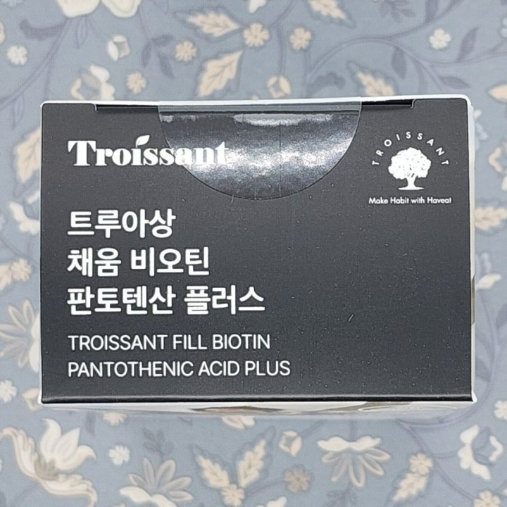 "하루, 단 한 알로 충전하는 2,000% 에너지!"

 나이를 먹은 사람이나, 아직 젊은 사람이나 건강이 중요하다는 사실을 모르는 이는 없습니다. 다만, 젊은 사람의 경우, 신체 기능이 아직은 제대로, 완벽하게 작동하고 있기 때문에 불편함을 모르고 하루하루를 살아가고 있을 뿐입니다.

 그러던 것이, 나이를 먹을수록 하나씩 하나씩 제 역할을 다하지 못하고 조금도 불편한 줄 모르고 살아왔던 우리 몸이 서서히 그 기능을 상실하게 되는 것이죠.

 삼시 세끼 그저 밥만 먹고 이런 저런 육체적 활동만으로도 충분하 유지되던 건강이, 조금씩 외부적 도움을 바라게 되는 겁니다. 그 중 대표적인 것이 바로 건강기능식품입니다.

 이제는 젊었을 때 건강을 미리 챙겨야 한다는 것을 빨리 깨달은 사람은, 건강기능식품도 젊었을 때부터 일일이 자기 몸에 맞춰서 섭취하고 있는 것이죠.

 어쩌면 우리에게 가장 필요로 하는 건강활동은 바로 신진대사라고 말할 수 있습니다. 당연히 일반적인 활동을 위한 식사, 배변, 운동 등 기본적인 내용입니다.

 이런 대사활동도 건강할 때, 젊었을 때는 자연스럽게 되는 것이죠. 그리고 꼭 필요한 영양소는 반드시 외부 섭취를 통해서만 가능한 것도 많습니다.

 그렇기 때문에 종합영양제나 비타민을 필요로 하는 것이죠.

 여기 20종의 야채와 9종의 과일을 한 알에 모두 담은 올인원 비타민이 있습니다. 국가대표 축구선수들이 건강을 위해 선태한 건강기능식품으로 유명 트루아상인데요.

트루아상 채움 비오틴 핀토펜산 플러스는 하루 1정으로 비오틴을 충분하게 섭취할 수 있도록 성인 1알 영양성분기준치 대비 2,000% 고함량으로 풍성하게 설계하였습니다.

 트루아상 채움 비오틴 판토펜산 플러스로 지금부터 관리하세요~! 

#트루아상 #비오틴 #판토텐산 #고함량비오틴 #트루아상채움비오틴