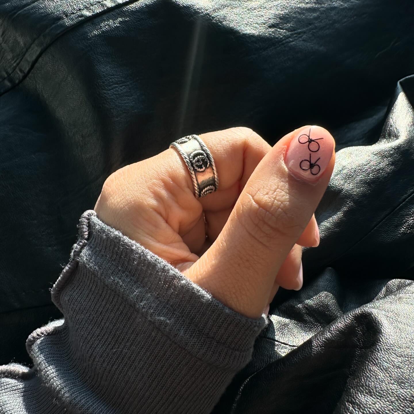 💅🏽🎀 
핑크색과 리본을 질색하던 내가 빠지게 된 이유에 대하여. 
너무너무 귀엽고 이쁜 내 손톱 ,,,,! 💗

#협찬 #울산네일 #울산네일샵 #울산꼬미네일 cominail