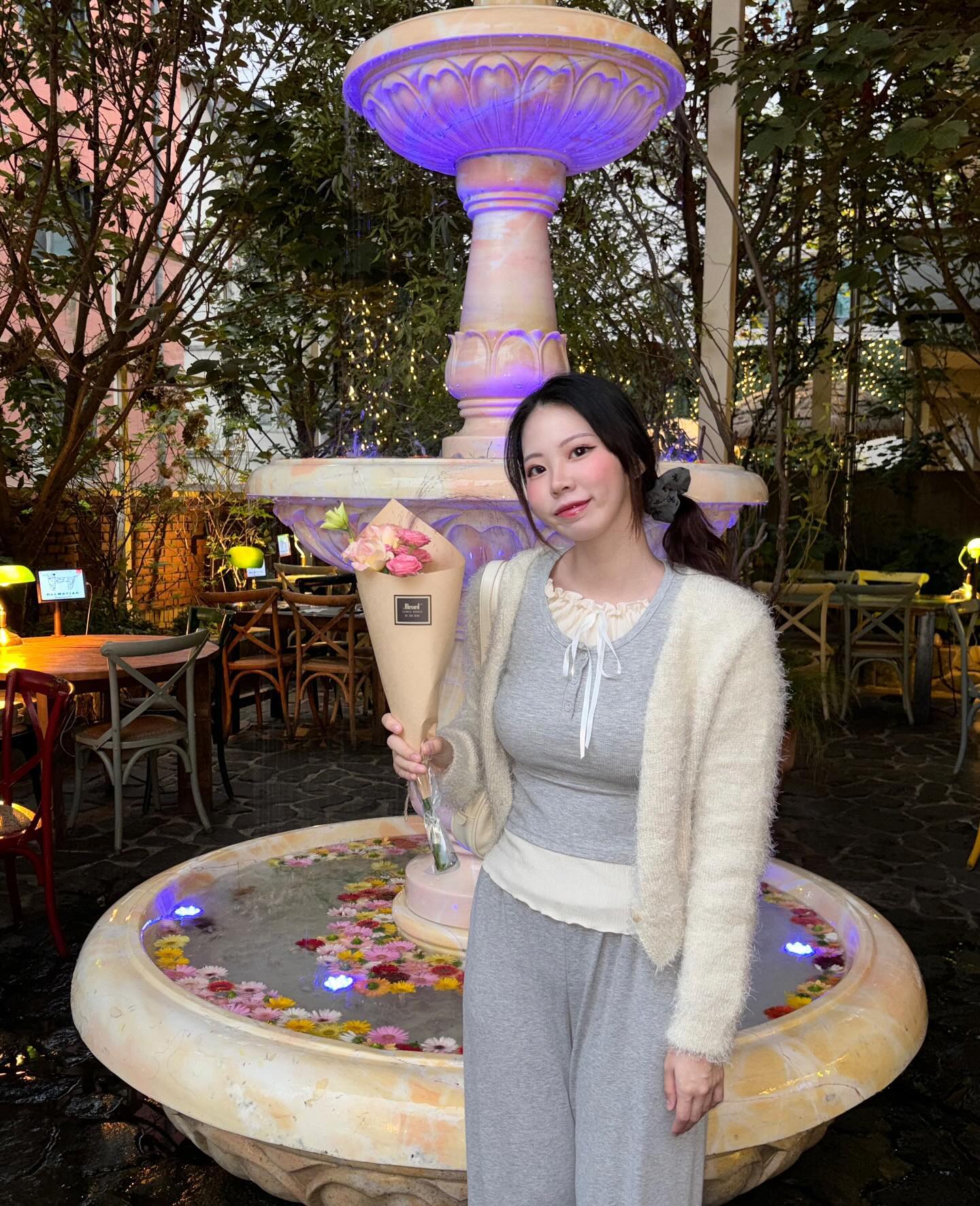 가이가 꽃과 손편지를 준 날🌸💝 맛있는 것두 잔뜩 먹고 오랜만에 수다도 마구 떨어서 넘 행복했다! 나 여자친구들 너무 잘둬서 남자친구 안 사겨도 될 것 같아..생일 주간 끄읕!!!