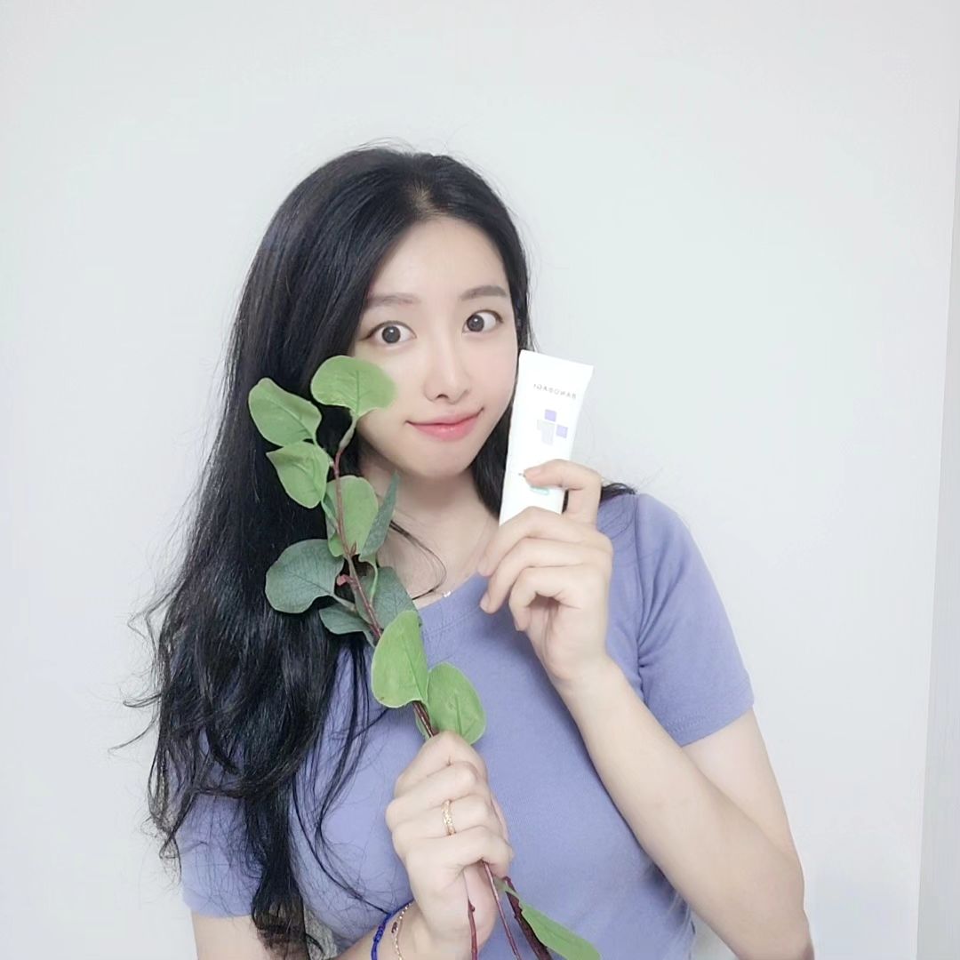 #광고 여름과 가을 사이 피부관리 잘 하고 계시나요??😃
이제 슬슬 수분보습 영양 더 챙기기 시작해야할 느낌이예요✔️

🌞여름보다 더 무섭다는 가을햇빛 대비1탄🌞
💧스킨케어 기능이 쏙 들어간 바노바기 선크림입니다

밀크씨슬 리페어 시카선스크린 플러스는
✅️스킨케어와 선케어를 한번에 할 수 있어요
✅️피부 수분충전+진정효과!
✅️백탁현상이 없어요
ℹ️병풀추출물과 병풀의 핵심 4가지 함유
ℹ️피부 붉은기 진정 테스트 완료

바노바기 팩을 진짜 너무 좋아해서 이 선크림도 꼭 써보고 싶었답니다💗💗

✔️선케어까지 얇고 가볍게 끝내고싶을때,
피부가 민감할 때 추천 꾹 드려요!

.
#히나뷰티#선크림#스킨케어#뷰티#화장품#15그램 #15그램뷰티 #15그래머 #바노바기 #바노바기코스메틱 #banobagi #밀크씨슬리페어시카플러스 #선스크린 #올인원선스크린 #저자극선크림 #백탁없는선크림 #뷰티인플루언서#선크림추천#그로커#그로우커넥트#그로커챌린지 banobagi.official