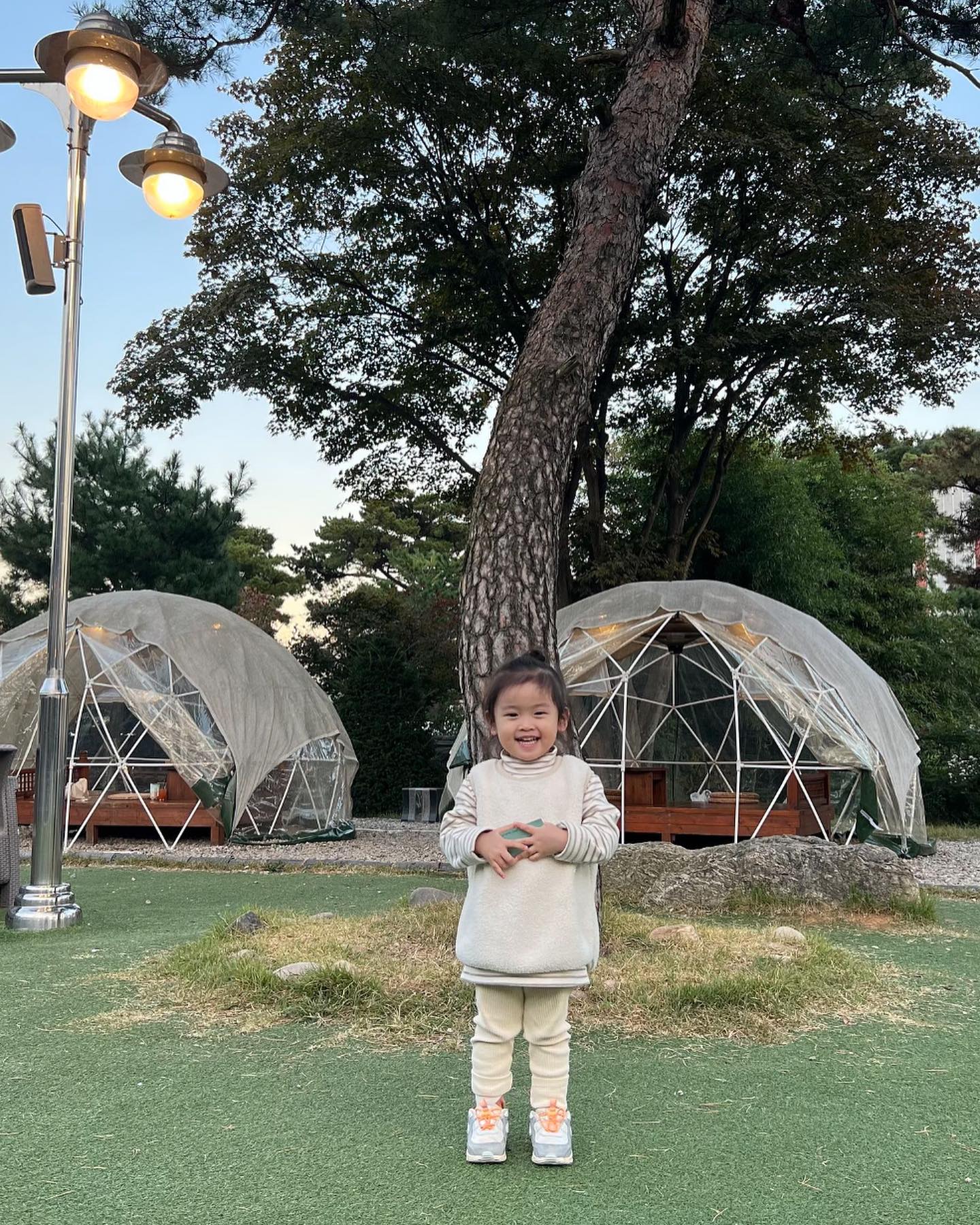 환하개 웃는 모습이 너무 예쁜 쨔꿍이

요즘 읽고있는 육아서 프랑스아이처럼 💜

엄마도 쨔꿍이와 함께 커가는중 👨‍👩‍👧