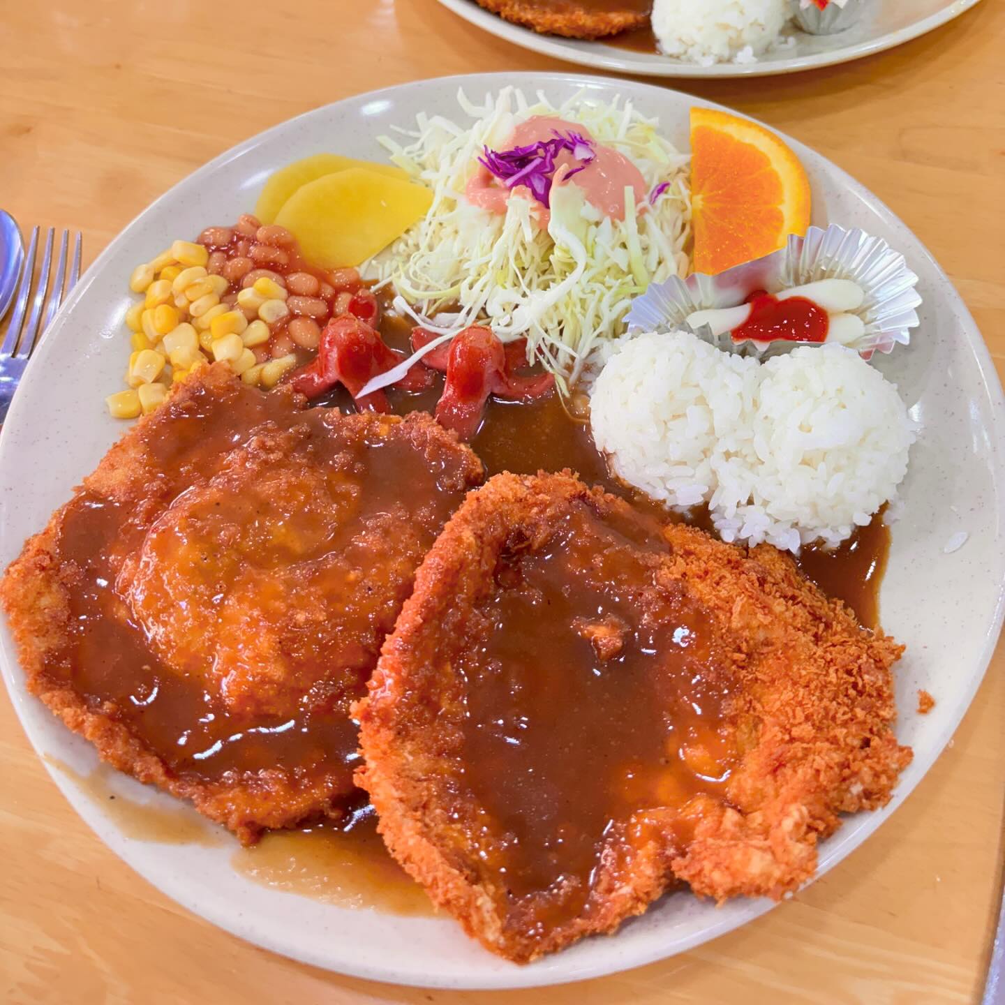 ✅정자 예돈돈까스😋
경양식 돈까스의 끝판왕! 소스듬뿍 꿀맛!!
메뉴가 돈까스 하나뿐인 맛집 오브 맛집
주말에 가면 사람이 정말 바글바글, 주차도 꽉 차 있답니다
.
사진엔 없지만 기본 스프 한 접시씩 내어주십니당
돈까스가 엄청 부드럽고 촉촉해서 아이들도 먹기 좋을 것 같아요
특 짜리는 무려 세덩이가 나오는데 남편이 배터지게 먹었답니다ㅋㅋㅋㅋ🤣
매운걸 좋아하시는 분들은 사장님한테 청양고추 요청하시면 은색 통을 주세요 넉넉히 뿌려주고 같이 먹어주면 매콤 달달 완전 중독되는 맛!
느끼함은 잡아주고 매콤하니 전 첫 입빼고 다 뿌려서 먹어줬어요👍🏻👍🏻
돈까스 땡길때 걸어서 가기 좋은 맛집 추천합니당🫶
.
📍예돈돈까스 11:00 ~ 21:00 (20:30 라스트 오더)
- 생등심 돈까스 13.0
- 생등심 특 돈까스 16.0
.
.
#먹팔 #먹스타 #먹스타그램 #소통 #일상 #데일리 #좋아요 #팔로우 #좋반 #분당 #정자 #맛집 #분당맛집 #경양식 #돈까스 #jmt #food #like
