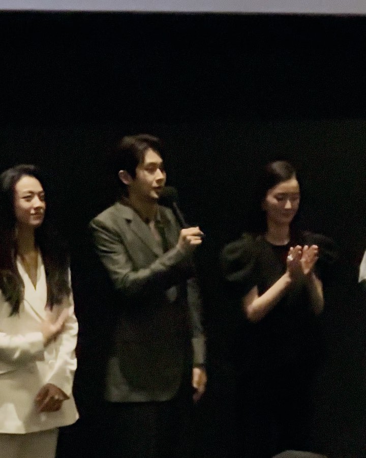#원더랜드 #시사회 다녀옴!!!!! 🎬
수지님이랑 최우식님을 눈앞에서 보고 왔다니…
이런 엄청난 배우님들 실물영접하는 날이 오다니ㅠㅠ
영화관 조명이 어두워서 가까운 자리인데도 얼굴이 잘 안 보여
매우x100 아쉽긴했지만

수지님, 정유미님, 탕웨이님, 박보검님은 화면이랑 똑같았다!
최우식님은 너무 말라서 최우식님 아닌줄 알았… 볼살 어디갔죠ㅠ
그래도 다들 멋지고 예쁘고 찢었다🫨
이맛에 시사회 오는건가🍿

티켓 보여주고 입장했는데 바로 앞에 #이동휘 님 쓱 지나가고ㅋㅋ
#오징어게임 에서 배신당한 #알리 ( #아누팜트리파티 )님도
입장할때 퇴장할때 바로 앞에서 보고 인사도 했다ㅠㅠ
원더랜드에도 출연하심!

예고편도 안 보고 무슨 스토리인지 1도 모르고 갔는데
중간에 여기저기서 콧물 훌쩍하는 소리 들림🥹
영화가 재밌고 감동적이라 기대 이상이었다.
역시 모르고 봐야 더 재밌는듯ㅋㅋ
시사회라서 더 완벽한 원더랜드였습니다⭐️
.
.
.
.
.
.
.
#배우 #실물영접 #수지 #최우식 #정유미 #박보검 #탕웨이