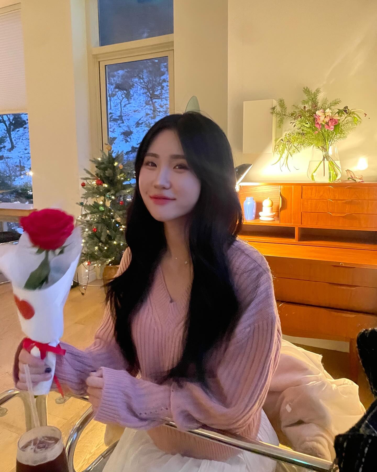 따듯한 색감의 하루
오빠가 밥먹다 말고 전화받으러 나갔다온댔는데
넘 오래걸리길래 설마 꽃사오나? 했는데
진짜 사옴 ㅋㅋㅋㅋ 뛰는 신재환 위에 나는 심세현🥰🎄🎅🏻