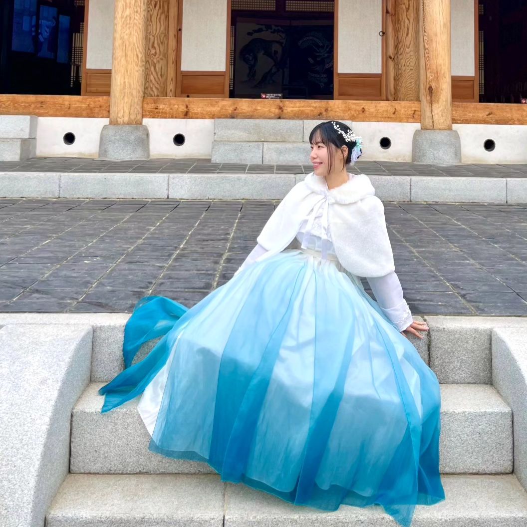 💖너무 이쁜 한복이 가득한 #비빔한복 bibim_official_ 💖
.
비빔한복 바로옆에 아직은 사람들이 잘 모르는 전주 관광지가 있어 사진 찍기도 너무너무 좋고 비빔한복에서 한복대여시 헤어까지 완벽하게 만들어주셔서 너무 이쁘게 놀다가왔어요🫶
.
🏠비빔한복
 전북 전주시 완산구 전라감영로 69
.
✨️이번주에 새로운 신상한복 300벌이 새롭게 입고되었어요
🎀네이버 예약시 헤어+악세사리(가방)+흑백사진이 19.900원(종일대여)
📷비빔한복 도보 2분거리에 사진찍기 너무 좋은 한옥이 있어요
🎁리뷰이벤트에 참여하면 고급헤어가 무료
.
원래도 엄청 다양하고 많은 한복이 있던 비빔한복인데 제가 딱 방문한날 새로운 신상이 300벌이나 들어와있어서 진짜 고르느라 진땀 다뺐어요 이것도 이쁘고 저것도 이뻐서 큰일..💖
.
전주에서 한복대여샵 찾으신다면 비빔한복 적극추천합니당!
.
cogi._.v 팔로우하고 여행정보 받아가세요🙌
.
#비빔한복 #전주한복대여 #전라감영 #코기_여행 #전주가볼만한곳 #전주흑백사진 #전주한복 #전주한옥마을 #전주한옥마을 #전주한옥마을한복 #전주한옥마을한복대여 #전주한옥마을데이트 #전주한복대여  #전주데이트 #전주이색데이트