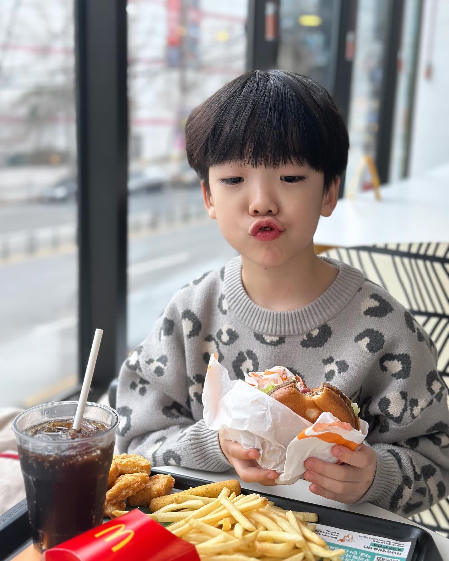 언제나 행복한 환이와의 데이트 ❤️
빨간펜 라이브 퀴즈쇼 풀고
추첨으로 받은 기프티콘 사용하러
일부러 멀리 맥도날드까지 가서 햄버거 먹기 🍔
어쩜 저리도 맛있게 먹을까 ㅎㅎㅎ
그리고 서점나들이로 마무리 한 데이트 📚
열심히 노력한 결과에 대한 보상에
엄청 성취감을 느끼고 행복해하는 귀여운 녀석 😊
지금은 그 보상을 이리저리 챙겨주고 있지만
자라면서 스스로 성취감을 느껴나가길 🙏🏻