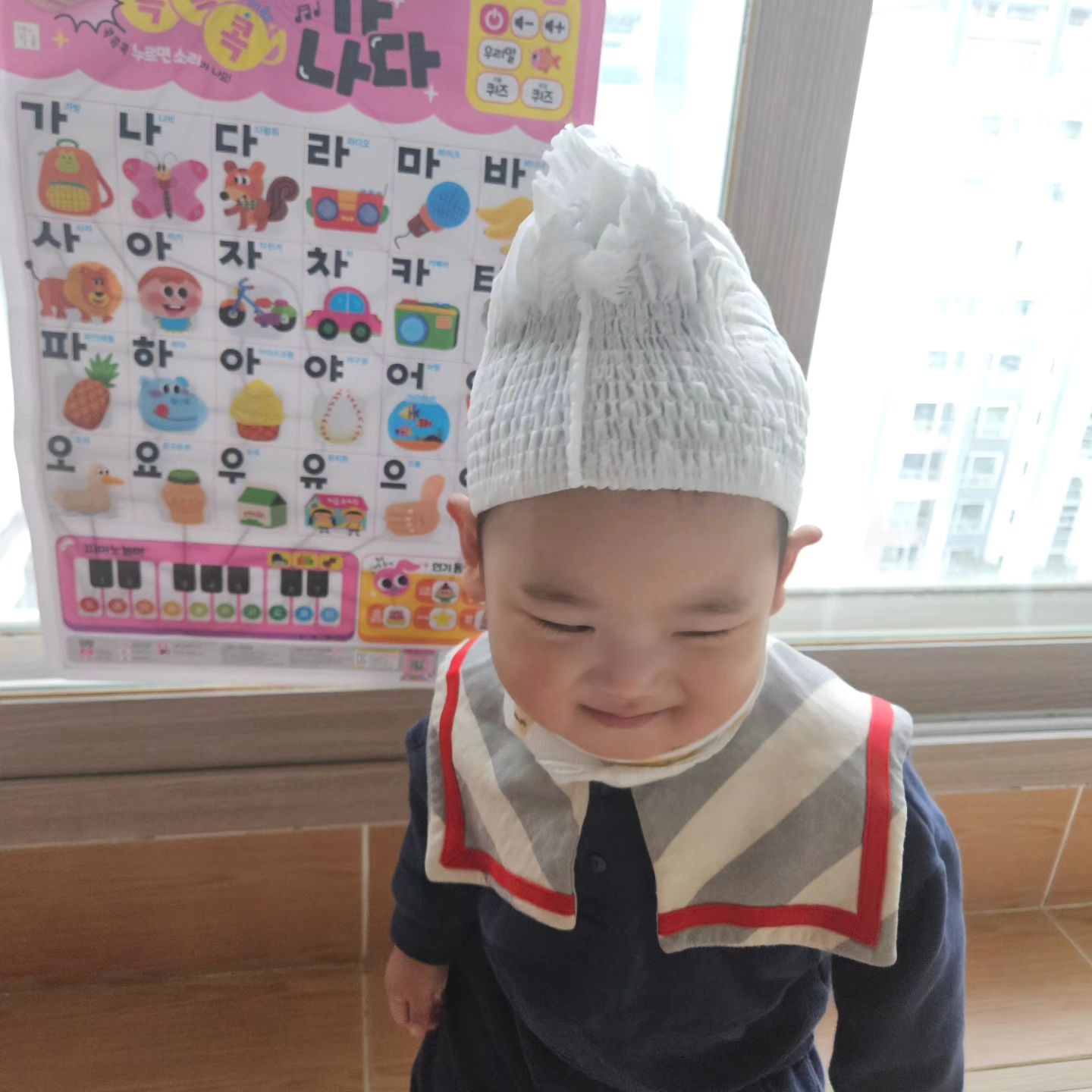 454일 김태영

오늘은 좋아하던 애기띠도 안하고 걸어가겠다며
뒤뚱뒤뚱 걸어간다
그동안 걷는게 불안해서 밖에선 안고 다녔는데
너무 잘걸어서 깜짝 놀랬넹
날좋아지면 산으로 들로 많이 다녀야겠당

버스타서는 이쁜 누나보고 반한건지
심장 아프다고 심장 부여잡고
이쁜 선생님 보더니 엄마도 안찾고 
안겨가는 김태영 많이 컸다

기저귀 갈자고 누우라니 
도망가는 김태영 얄미워서 머리에 씌움
그런데 왜이리 귀여운거야 홍홍홍홍 

어제는 어디서 난건지 
빨래찝게로 식사를 하심 ㅋㅋㅋㅋ
태영아 너 숟가락 디게 많은데 ㅋㅋㅋㅋ
빨래집게는 어디서 난고닝

태희는 바닥에 몬가 부드러워 비비고 있는데
그건 붕어빵이였당 ㅎㅎㅎㅎㅎ
태영이가 떨어뜨린 붕어빵을 부비부비 😊🤭😊🤭

오늘은 태영이가 누나 비슷하게 함
태영이가 이전에는 엄마를 했는데 현재는 
할줄 아는 단어가 없어 고민이 많았는데
언어를 할수 있는 기회를 안준거 같다
요즘 무슨 소리를 내려고 하니 스파르타로 가야겠다
두고 봐라 김태영 !!! 나약한 김탸영 강하게 키우겠다
태영이 주제곡 찰리푸스 dangerously 이잉잉잉이
앞으로 이잉잉잉 금지 ㅋㅋㅋㅋㅋ
