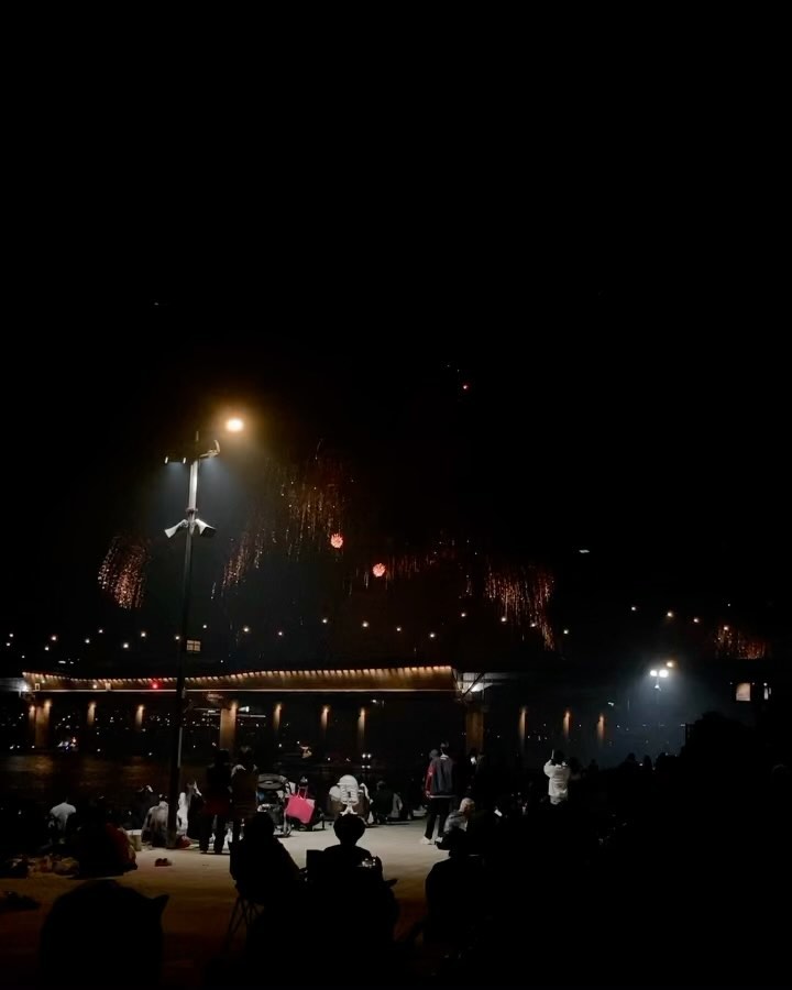 불꽃 참 예쁘던데
한국 참 대단하더랑🎇
그만큼 화약 연기도 어마어마~🫢
여의도 사람들 괜찮으려나
끝나고 가는데, 전쟁난줄..ㅎㅎ
#여의도한강공원 #여의도불꽃축제 #한강데이트