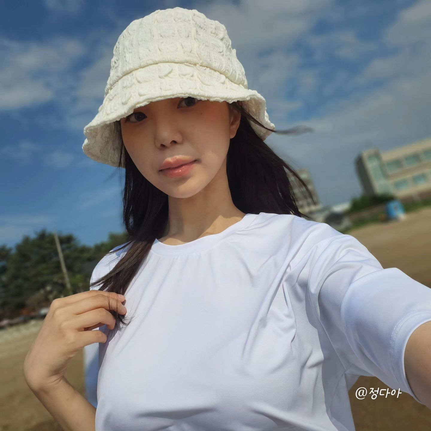 #협찬

2023년 올 여름 여자 벙거지모자는
얇고 시원한 소재의
#로에오버블여성버킷햇 으로 햇빛 완벽 차단 🤍

여름에도 버킷햇 포기할 수 없잖아?
쓴듯 안씃든 폭신폭신 가벼운 #버킷햇
생얼 가리는 용으로도👌 바닷가 바캉스 필수템 ✨️

#여름벙거지 #buckethat #챙모자 #자외선차단모자 #햇빛가리개 #생얼가리개 #제니벙거지 #버블모자 #구름모자