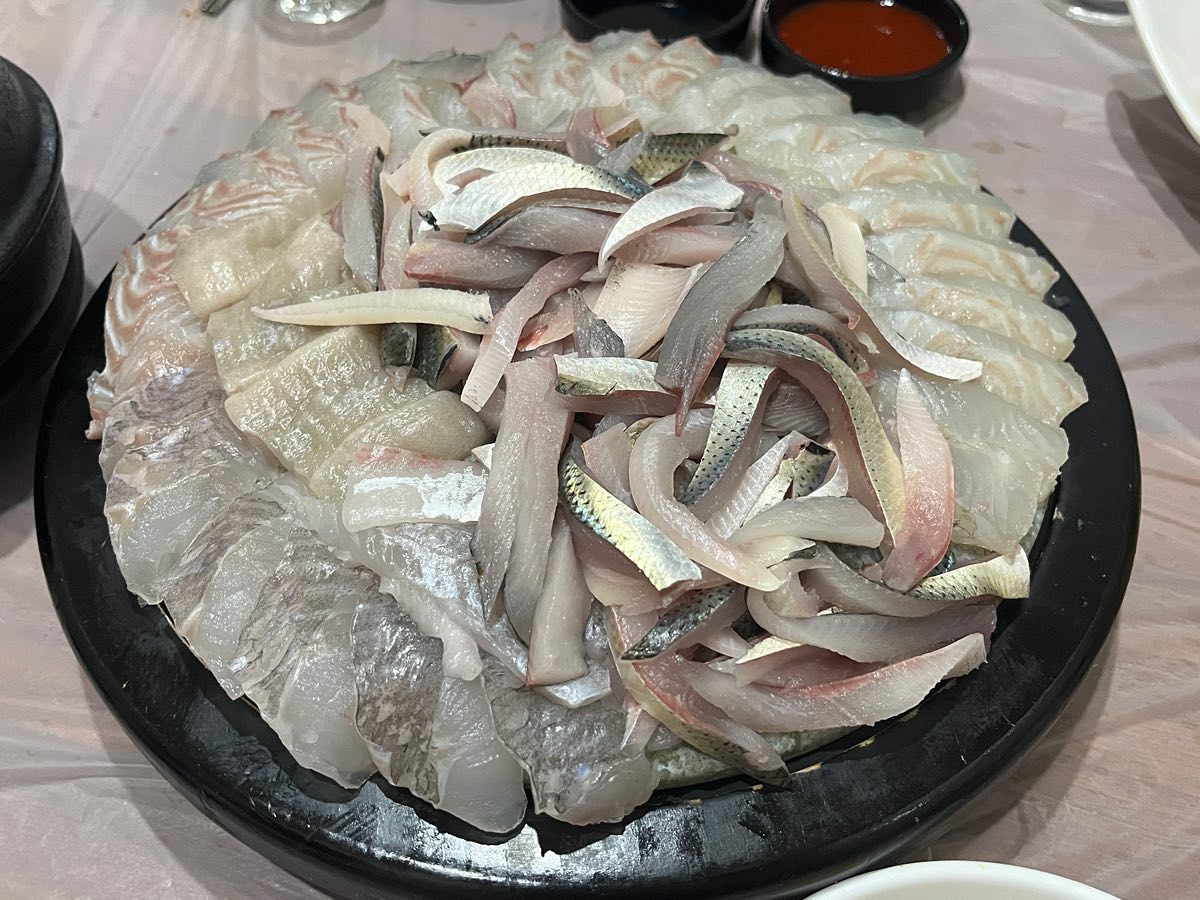 벌써,, 전어철이 다가왔나바여♥️ 
꼬소꼬소한 전어와 모듬회🫣 침이꼴깍 넘어가는 비쥬얼 최고,,,,,👍🏻