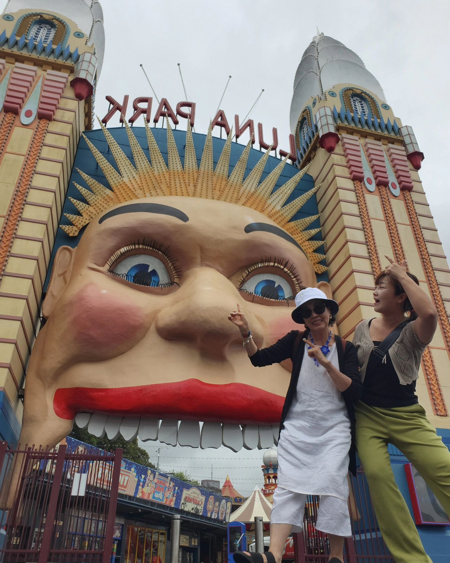 1935년에 개장한 루나파크🎡🎠🎢
시드니 3일 정도는 테일러스위프트 공연 때문인지
어딜가나 사람도 많고 핫핫 했는데
지금 다들 싹 빠지고 조용한 느낌
(식당 숙소 관광지 죄다)
.
#모녀여행 #세계여행 #시드니루나파크 
#시드니여행 #sydney #lunapark #마지막도시
#아쉽게도끝나가는 #엄마랑딸