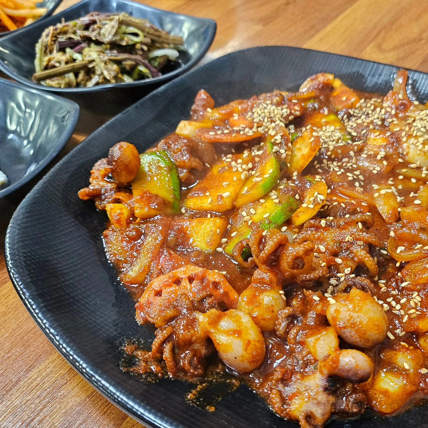 #협찬
서귀포시 서귀동
35년 전통으로 3대째 이어오는
전복해물뚝배기 맛집 #어멍뚝배기
제주 관광객들이 꼭 맛봐야 할
전복뚝배기, 전복톳솥밥, 성게미역국을
한 곳에서 만나볼 수 있는 식당이랍니당
100% 수제 양념 된장을 베이스로 끓여
시원 칼칼한 맛이 일품인 전복해물뚝배기도 맛있지만
오늘 선택한 점심 메뉴는
점심특선으로 곧 출시 예정인 #쭈꾸미볶음 ✨️
쭈꾸미와 야채들이 가득 들어가 있고
사장님표 양념도 맛있어서 밥 한공기쯤은 금방 뚝딱-
내어주신 밑반찬도 메인요리만큼이나 너무 맛있더라구요
<서귀포 어멍뚝배기 쭈꾸미볶음>
출시되면 꼭 맛보러 가기 메모 💖
hyunheegi
.
.
#서귀포해물뚝배기 #서귀포쭈꾸미볶음 #서귀포점심특선 #리뷰노트 #서귀포쭈꾸미 #서귀포점심 #서귀동맛집 #서귀동밥집 #서귀동맛집추천