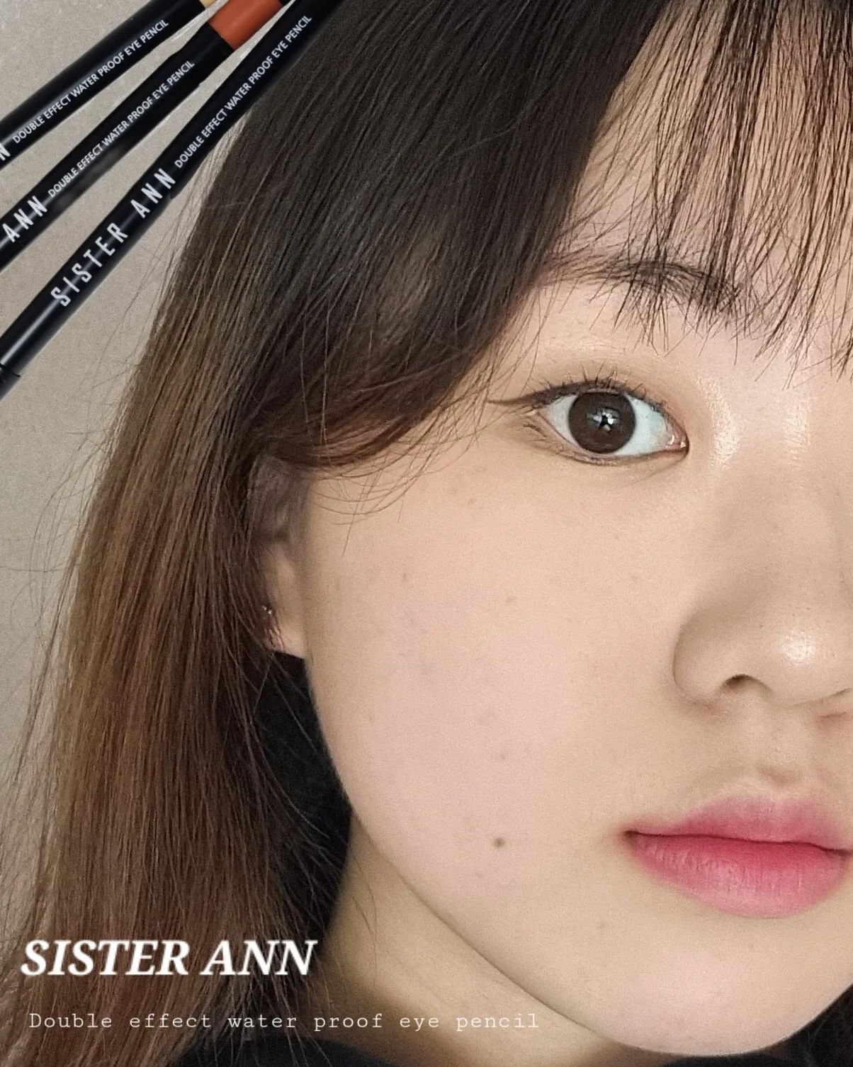 #협찬
✨️씨스터앤 더블이팩트 워터프루프 아이펜슬 멜로우 패키지 /03 시나몬 모카 + 04 글램 라떼 + 05 샴페인 골드

젤 아이라이너는 자연스럽게 발리지만 픽싱 후에 덧칠하면 벗겨지고 뻑뻑하게 발린다는 단점이 있었는데요? 씨스터앤이 없앴습니다! 파우더처리를 한 눈가에도 정말 크레용처럼 부드럽게 발려서 놀랬다니깐요😆😆 제가 정말 #악개픽 일 정도로 좋아하는 씨스터앤(sisterann_official )의 아이펜슬을 소개해요!

저는 총 3가지 호수를 사용하여 메이크업 해봤는데요! 03 시나몬 모카로 아이라인을 그려주었어요! 04 글림 라떼로 눈두덩이에 바르고 스머지하여 섀도우 처리를 했고, 05호 샴페인 골드를 애굣살에 발라주었어요☺️

요거요거 진짜 힘주지 않아도 눈에 스르르 발색되구요! 픽싱 후에는 벅벅 문질러도 절대 번지지 않아요👏👏 땀이나 피지에도 끄떡없어서 한여름 메컵템으로 딱이에요😋 
.
.
.
.
.
#씨스터앤 #아이라이너추천 #워터프루프아이라이너 #여름메이크업 #아이펜슬 #젤아이라이너 #지속력좋은아이라이너 #올리브영추천템 #올리브영아이라이너 #트임메이크업 #Douyinmakeup #뷰티스타그램 #뷰티인플루언서 #코덕맞팔