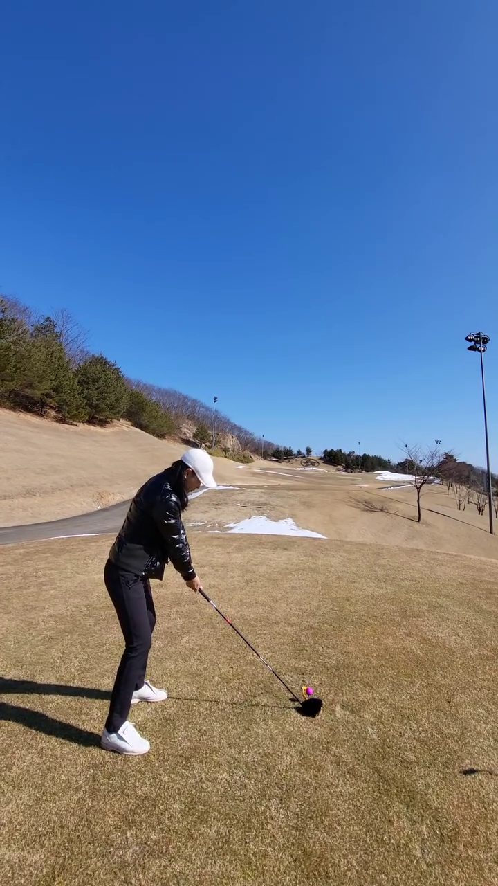 화이트티 오랜만에 도전 🤍⛳️
긴채 잡을 수 있어서 너무 잼썼어 ㅋ
전반 땅얼어서 유리알그린...어프로치 다튕겨 이런ㅋㅋ
 진짜 감잡는데 시간걸렸네😇
14오버 전반치고 멘탈바사삭 후반 정신잡고 7오버.... 
후......... 
이제 날 풀린다니까 풀리고는 제대루 치자요 😎

오늘 16도 까지 올라가는데 봄 오는중만알오😁🌸 

*근데 영상 키가 150이었다가 170이 었다가 대두였다가 소두였다가
각도좀 ... 잘좀 부탁해 님아...... 이럼 좀 곤란해😇😇 

#남자채로공치는언니#골프#골린이#golf#golfswing#연휴끝