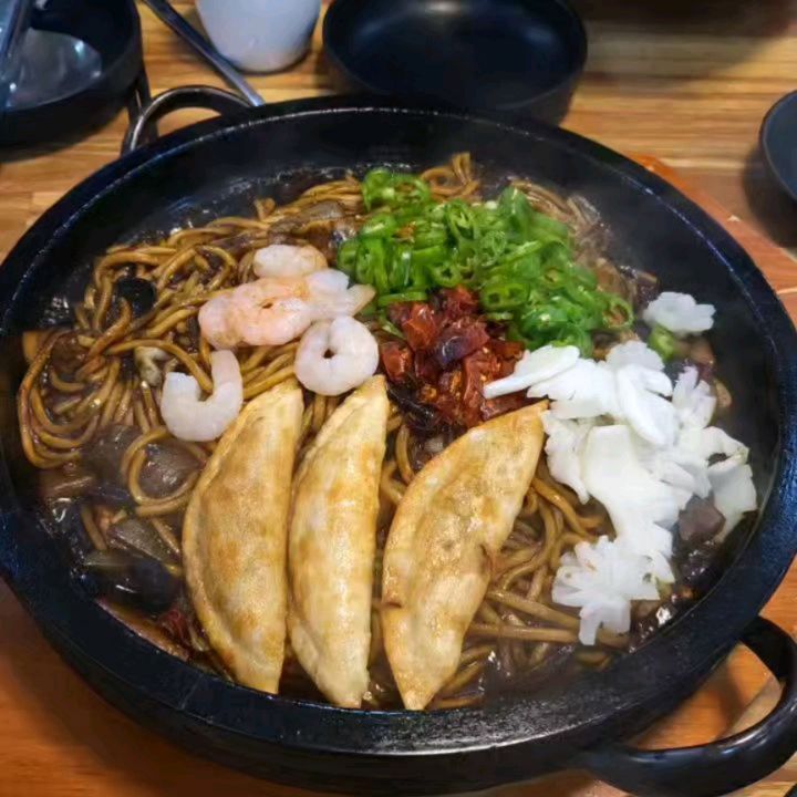 #협찬 
mokpodoljjajang

돌판에 뜨끈뜨근하게 나오는 짜장!!
쟁반짜장st라 양도 많고
마지막까지 따뜻하게 먹을 수 있다

같이 먹는 파김치도 꿀맛이당 ㅠㅠ
내용물 알차고 맛있어서
바닥보이게 다 먹어버렸지🫠🫠

목포에 간다면 꼭 먹어보기🫢

<목포 돌짜장>
📍전남 목포시 평화로 102 1층(상동 1160-4)
📍11:00 - 20:00(라스트오더)
📍매주 화요일 휴무
📍061-281-2084
📍돌짜장, 고추돌짜장, 돌짬뽕

#목포맛집 #목포핫플 #목포가볼만한곳 #목포데이트 #평화광장 #평화광장맛집 #평화광장핫플 #목포 #목포여행 #목포맛집추천 #목포맛집투어