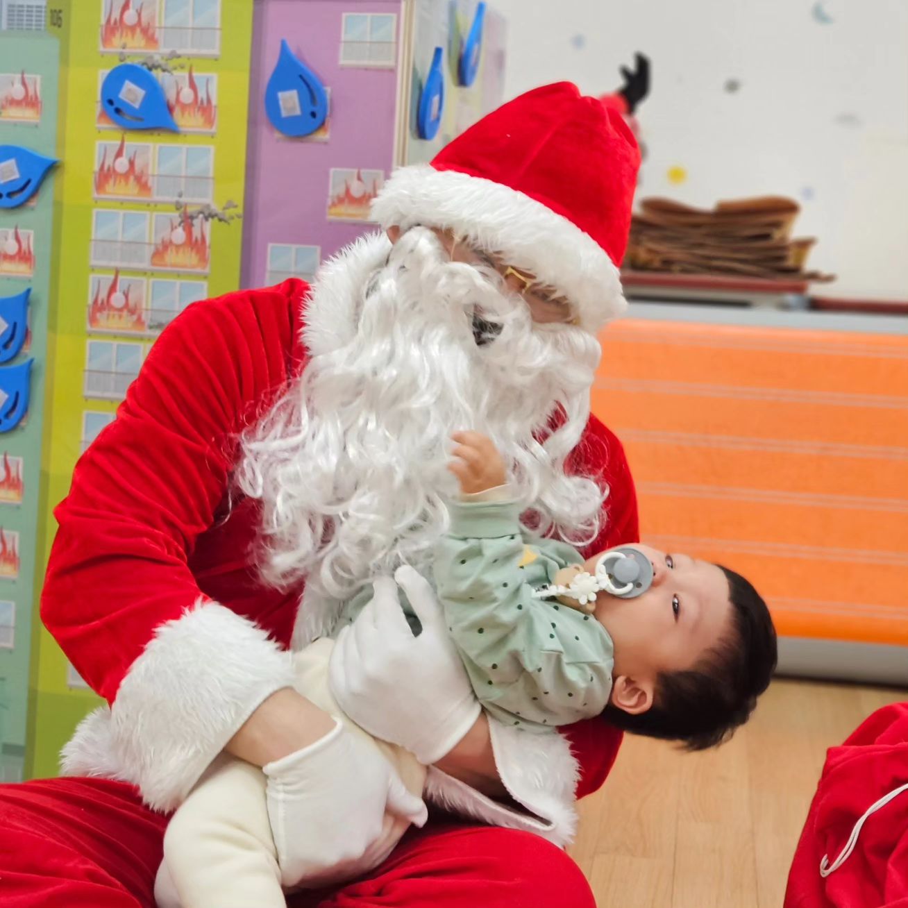 🎄
D+356
탈출 시도 했다가
할배 수염 잡아뜯었다가
산타랑 눈마주치고 눈물터짐