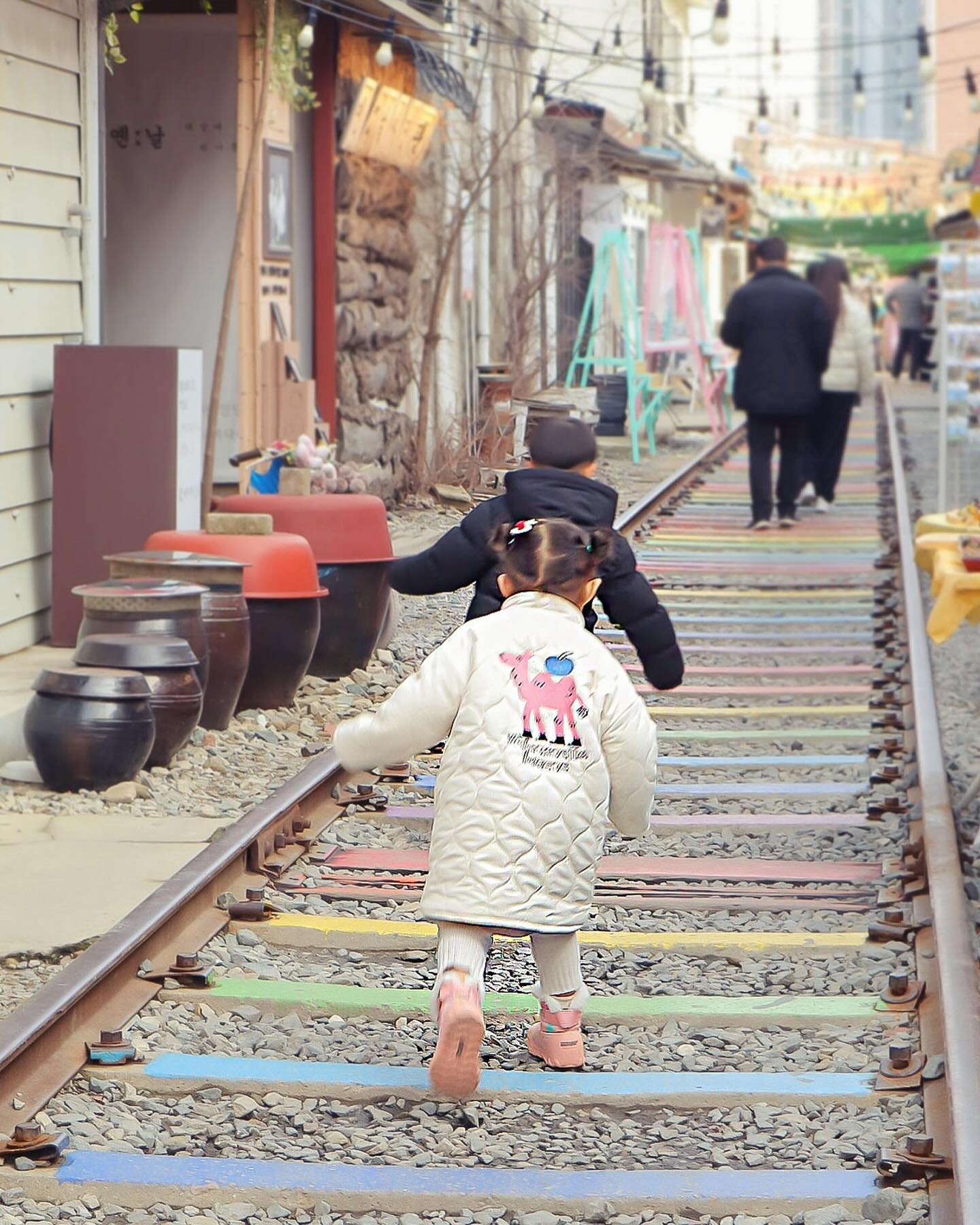 #군산나들이 🚙💨 
.
오늘은 저희부부가 회사일도 쉬고, 아이들은 유치원도 쉬고~
오랜만에 늦잠도 자고 아점도 먹고 좋네요 좋아🤗
오후에는 군산으로 출동!!!!!!
.
#경암동철길마을 에 가봤는데,
추억의 군것질거리, 장난감들이 가득이더라구요!!!
태양별이는 연탄불에 달고나만들기도 해보고요~
장난감도 하나씩 득템해서 철길마을을 나왔습니다🤭
.
#연휴전날 #하루일찍연휴시작 #군산 #군산여행 #철길마을 #군산철길마을 #군산가볼만한곳 #나들이그램 #가족나들이 #군산스타그램