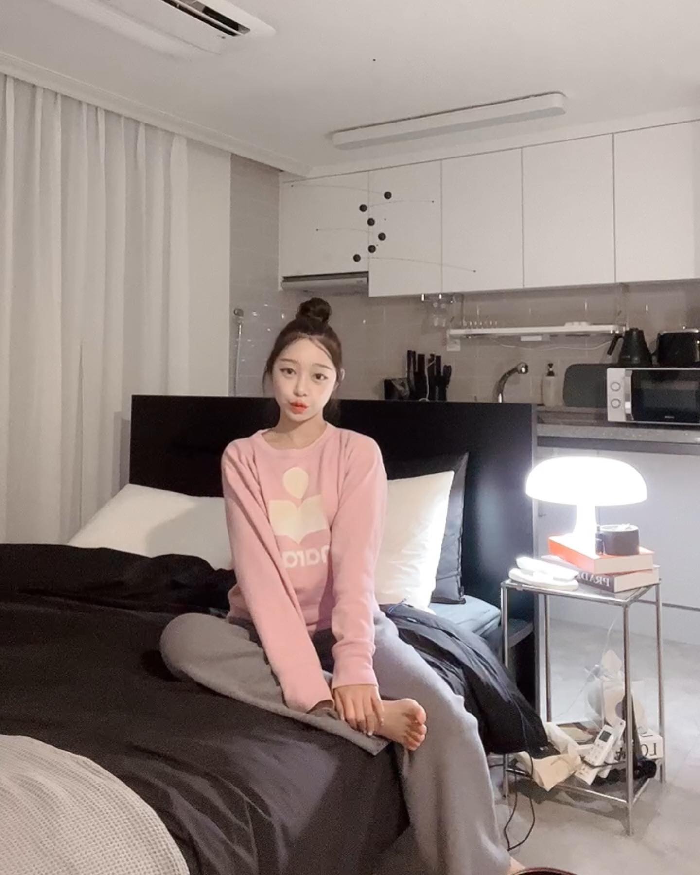 #협찬
너무 예쁜 인테리어와 도시 여자 향기에 취하고 왔습니당🫢 
소품 하나하나 어찌나 예쁜지.,. 
감각 있는 건축가가 운영하는 에어비앤비🤍 
완전 깨끗하고 진심 강추🫶🏻
송파 숙박오시는 분들 여기 강추 해요!

#에어비앤비서울
#더모던
#themodern
#themodernhouse
#잠실숙소
#석촌호수숙소
#송리단길숙소
#데이트코스
#롯데타워뷰맛집
#롯데타워숙소