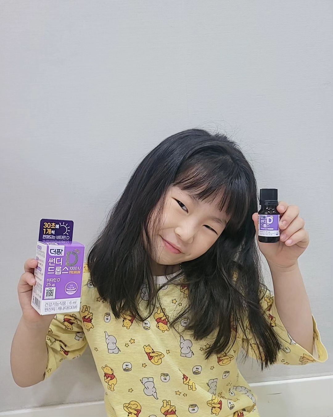 #광고 🌿 #썬디드롭스1000iu 

서아한테 딱 필요한 비타민D3 키즈 영양제를 찾고 있었는데
때마침 '30초에 1개씩 판매되는 안심 비타민D 썬디 드롭스'를 추천 받았어요🙋🏻‍♀️
서아는 입맛이 까다로워서 신맛, 쓴맛..등 단맛 이외의 영양제는 잘 먹지 못해요🥹
근데 썬디 드롭스는 무향, 무취 액상형으로 맛을 해치지 않아서
간식이나 밥에 톡 뿌려주면 되기 때문에 너무 간편하더라구요👍🏻
서아가 우유에 넣은 썬디 드롭스를 먹더니 
'어? 맛이 안난다!' 하고, 꿀떡 꿀떡 원샷을 했더랬죠👧🏻❤️
예민한 아이도 손쉽게 먹을 수 있는 비타민D3라니 
이제는 거르지 않고 매일 잘챙겨 줄거같아요🤭
아참, 썬디 드롭스는 약국에서 구매 가능하고, 
온라인 구매가 안되니까 참고 참고하세요🥹

✅️ 썬디 드롭스 1000IU 특징 ✅️
1️⃣ 까다롭게 선정한 스위스 DSM사 비타민D3 원료
 (우리 몸에서 잘 흡수되고 바로 활용되는 비타민D3 형태)
2️⃣ 농약이나 화학 비료를 전혀 사용하지 않은 식물성 유기농 MCT 오일 사용
3️⃣ 9가지 주요 알러지 유발 물질,색소, 향료 무첨가
4️⃣ 식품 제조귝 캐나다 직수입
5️⃣ 판매량으로 증명된 안심 비타민D 썬디✨️
6️⃣ 1일 1회 1방울 정량 섭취를 위한 유로드로퍼
(입에 직접적으로 하면 안되요🚫)
(사용전 흔들지말기, 첫 방울는 느리게 떨어질 수 있음)
7️⃣ 튼튼한 골격 형성, 성장 발육이 필요하거나(또는 왕성하거나), 
유,소아,어린이, 임산부, 일반성인 누구나 가능해요🥰

자세한 설명 궁금하시면 밑에 링크 한번 참고해보세요🤍
https://thepharmkorea.com/%EC%8D%AC%EB%94%94-%EB%93%9C%EB%A1%AD%EC%8A%A4-1000-iu-2/

𝙏𝙝𝙖𝙣𝙠 𝙮𝙤𝙪 🌿 thepharm_official

#더팜 #썬디 #썬디드롭스 #안심비타민D #비타민D #어린이비타민D 
#청소년비타민 #액상비타민 #액상비타민D #육아필수템
