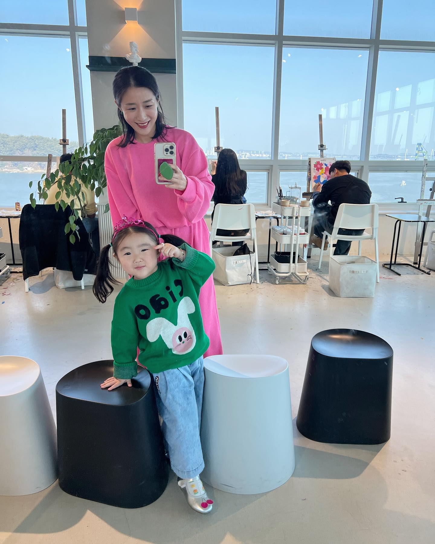 .
연서랑 엄마랑 즐거운 주말 영종도 나들이 🌊 .
영종도는 공항으로 여행가는 길이라 언제나 좋았는뎁 ,
공항으로 여행가는 길 아니여도 너무 좋아요 🤗 .
인천대교 건널때부터 기분 좋아지는 느낌 🎈.
연서보다 엄마가 더 신나서 바다 좀 봐~~ 배 좀 봐~~ 갈매기 좀 봐봐 🤩 ㅋㅋㅋ .
드로잉카페가서 그림도 그리고, 손잡고 바닷가 보며 산책도 하고 맛있는 밥도 먹고 이야기 하며 즐거운 시간 보냈어요 :) .
즐거운 시간 보냄과 함께 예쁜 사진도 가득 ❤️ .
.
.
.
#아이랑주말나들이 #구읍뱃터