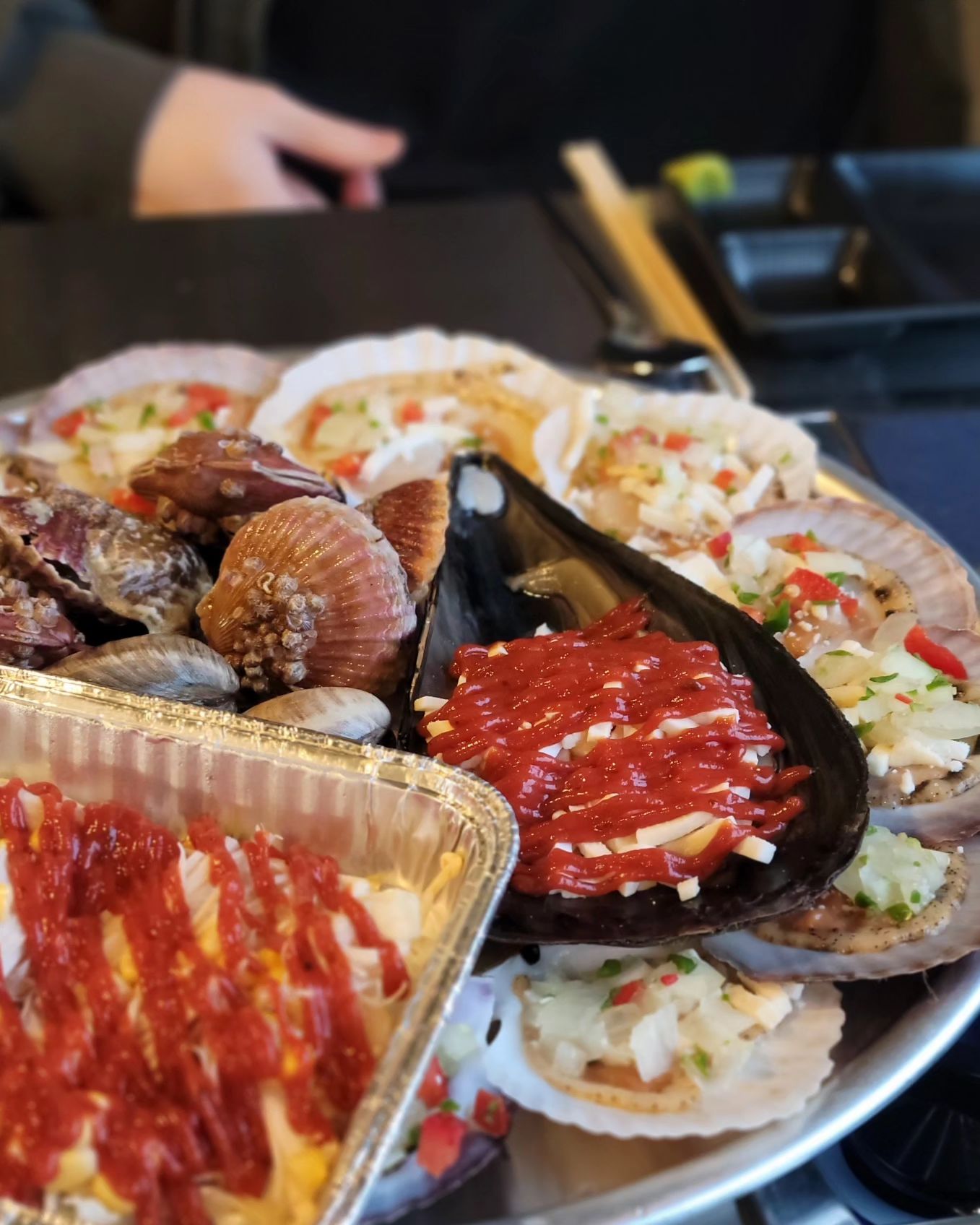 🍴조개구이(이문새광안리본점)🍴
.
❗️광안리 오션뷰 보면서 먹는 조개구이❗️
.
이곳은 문어와 새우가 맛있는 포차라서 이문새!
가게 한쪽이 탁트인 창으로 광안대교가 한눈에 보이는 뷰맛집💕
.
당장 조개구이와 이문새라면 주문😚
기본으로 미역국과 두부김치가 나오고 치즈잔뜩 뿌려져있는 조개들, 피자소스와 치즈, 버터, 양파랑 버섯이 들어있는 은박지접시가 나오는데 여기에 구운 조개를 넣고 비벼먹으라고 설명해주심🤤
.
가리비는 진짜 신선해서 움직일정도😲
자글자글 굽다가 껍데기에서 떼어질 쯤에 초장에 찍어먹거나 피자소스에 비벼먹었는데 이게 완전 별미👍
양념이 적당히 자극적이고 안에 다른 야채들도 들어있어서 식감까지 너무 좋다💕
먹다보니 이문새라면까지 나왔는데 얼큰한 국물에 조개도 잔뜩 들어가있고 새우랑 게까지 들어가서 해산물의 시원한 맛까지 듬뿍🥰
조개구이 한입에 라면 한젓가락하니 끊임없이 들어가는 맛🤤
.
드론쇼나 불꽃축제할때도 뷰가 완전 중앙이라서 인기만점일듯👍
뷰도 좋고 맛있었던 조개구이집💕
.
❗️다양한 해산물 메뉴가 있는 뷰맛집❗️
.
🔹️부산 수영구 광안해변로 177 제이빌딩 3층 
🔸️조개구이(소) 59,000
🔸️이문새라면 10,000
.
.
#협찬 #이문새 #이문새광안리본점 #부산조개구이 #광안리조개구이 #광안리맛집