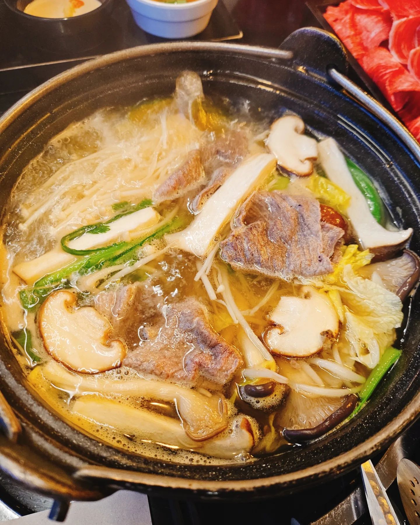 😍
.
.
.
엄마랑 간만에 데이뚜😍
엄마가 드시고 싶어하셨던 샤브샤브
평소 가보고 싶었던 옥소반으로!!
오빠랑 지나다니다가 분위기 좋아보인다고 가보자 했는데 이렇게 오네 ㅋ
메뉴가 샤브샤브, 스키야키 두 종류인데 전 연령 부담없이 즐길 수 있는곳이라 대대만족👍
고기는 한우로 픽해서 주문하면 바로 썰어서 나오니까 안심👍
단체석도 있어서 가족모임, 회식 장소로도 너무 좋을듯
주차장도 넓어서 차 갖고온 엄마는 주차걱정 없다고 좋아하시고
더 좋은건 싱싱한 야채 무한리필😎
셀프바로 되어있는게 아니라 주문하면 깔끔하게 담아주는 세팅 
먹을 때마다 새로 시작하는 기분이라 너무 좋다좋아

#협찬 #김포구래동맛집 #김포맛집 #구래동맛집  #구래동샤브샤브맛집 #구래동외식 #회식추천 #저녁메뉴 #리뷰노트