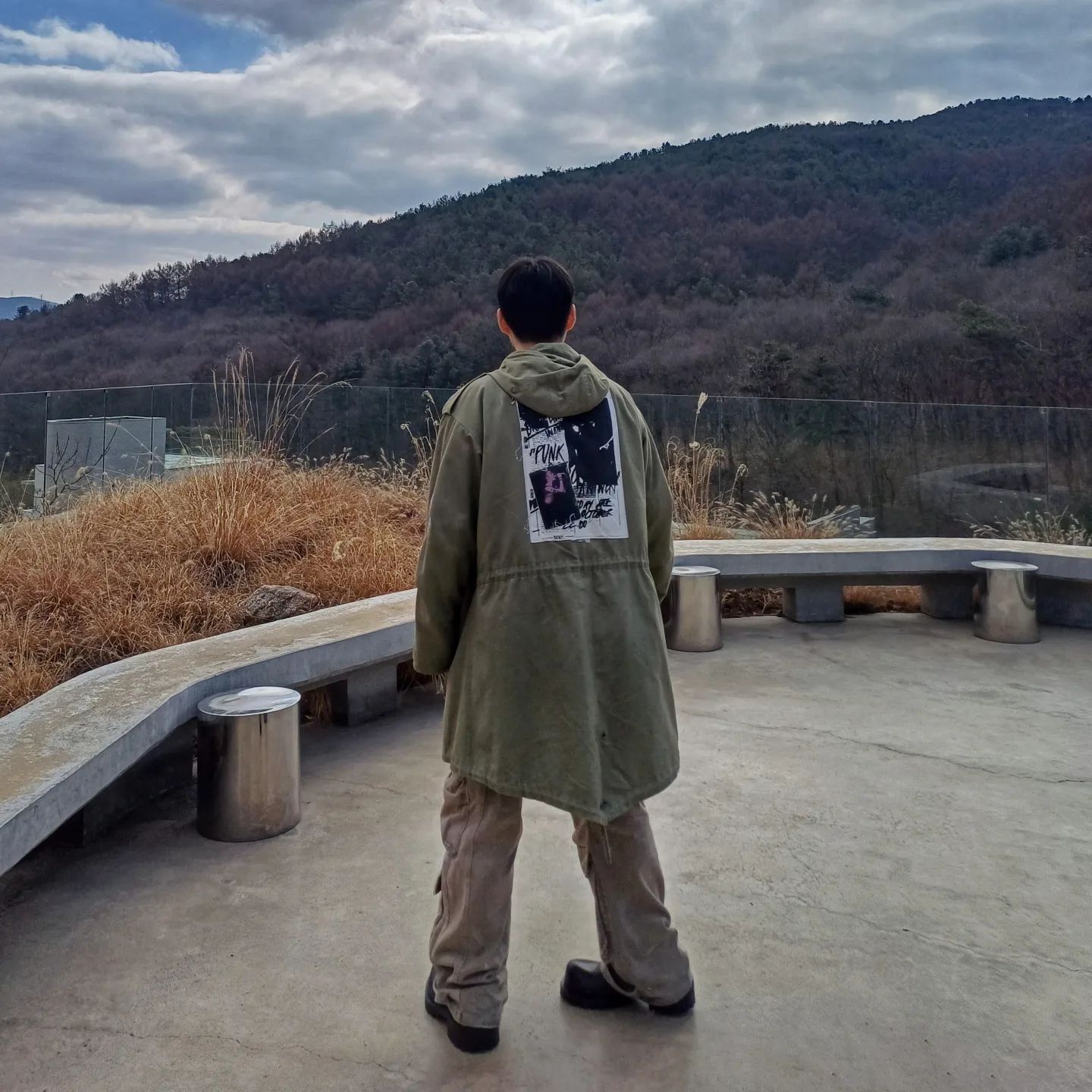 안녕
Day + 999

어쩌다보니 3년만의 퇴사...
편지를 남길까 생각도 했지만, 악필 편지 볼때마다 기분 상할까 하여 소심하게 인스타로 남깁니다..!

항상 상황 이해해주시고 배려해주시던 모아니 직원분들과 매니저님들, 과장님과 팀장님
모두 항상 감사했습니다!
항상 모자란 모습 보이고 더 잘하지 못해 죄송한 마음 뿐이었는데도 좋게 봐주시고 칭찬과 덕담만 해주신 콜렉트먼트 매니저님, 사장님..(?).
정말 너무 감사했습니다.
제가 성공하게 된다면, 어떠한 방향으로든 도움이 되고 싶습니다..! 
도움이 필요하신 일이 있다면 언제든 편하게 연락 주세요!

퇴사가 마지막은 아니니까요, 자주 놀러가 인사드리겠습니다.
감사합니다!

김태우 올림