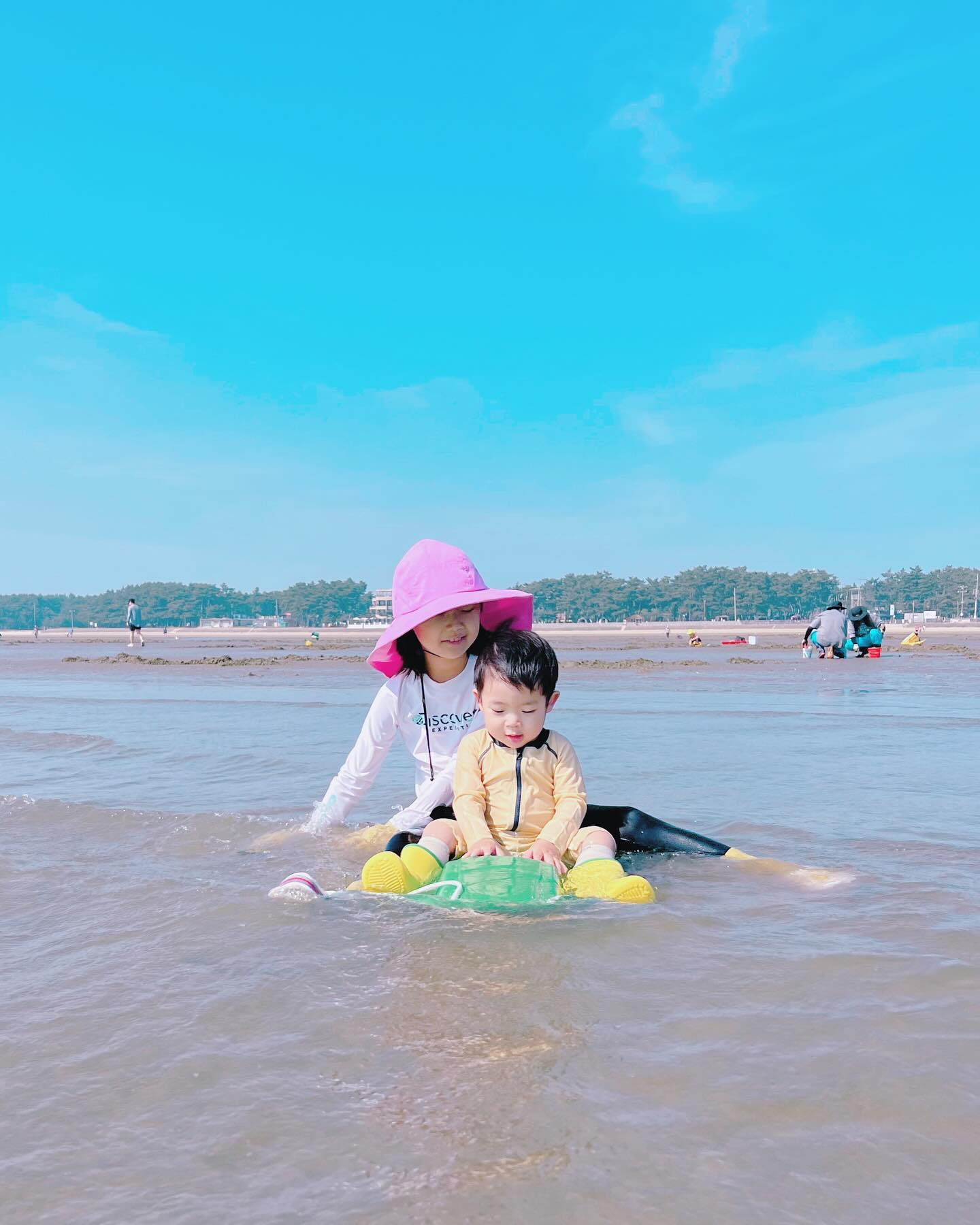 #716

뽀또가 젤 좋아하는 누나랑

#23개월
#물개