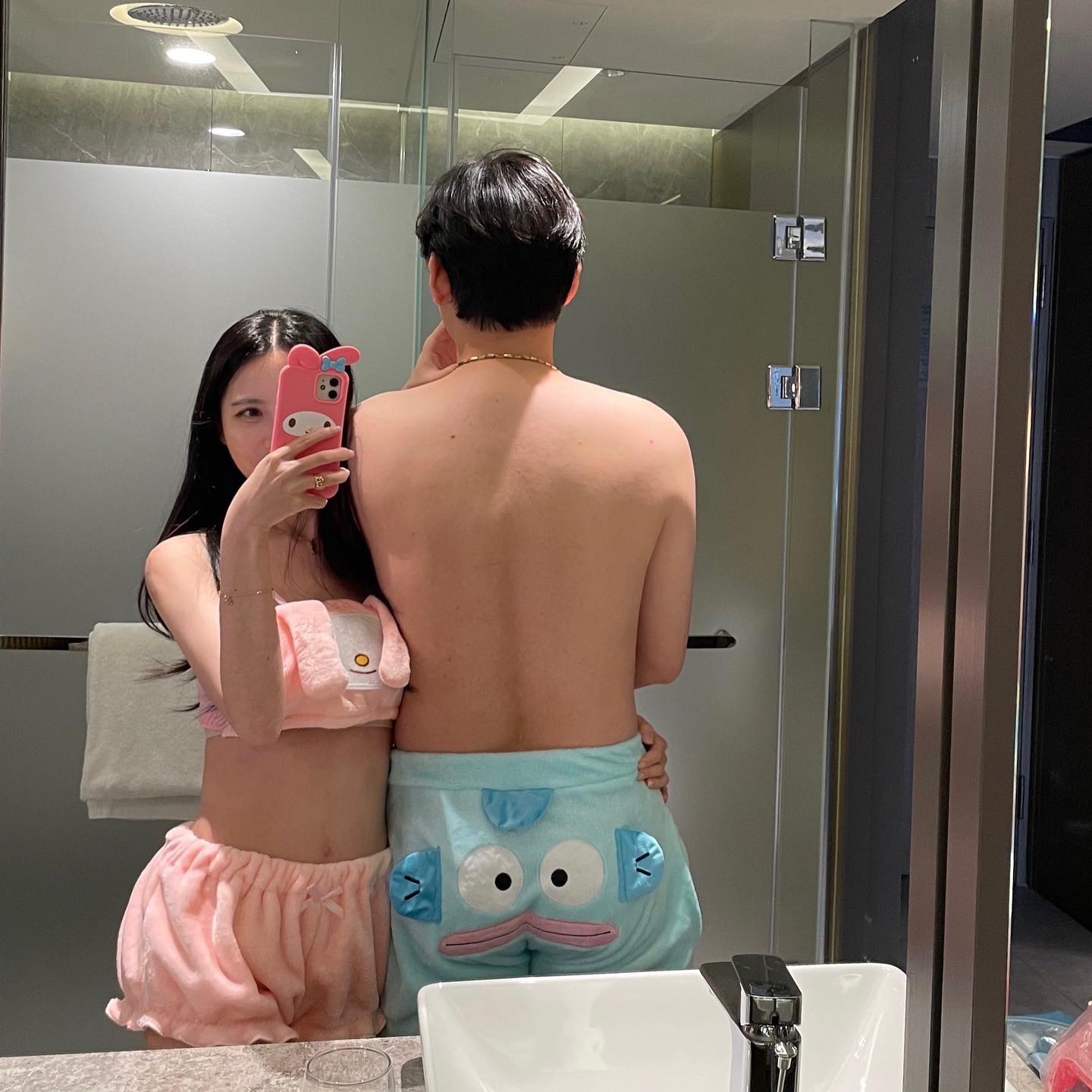 이런거 입어주는 남자칭기는 니밖에 없을거같다..
사랑한다.... 근데 니도 즐기는거같은데 ㅎ