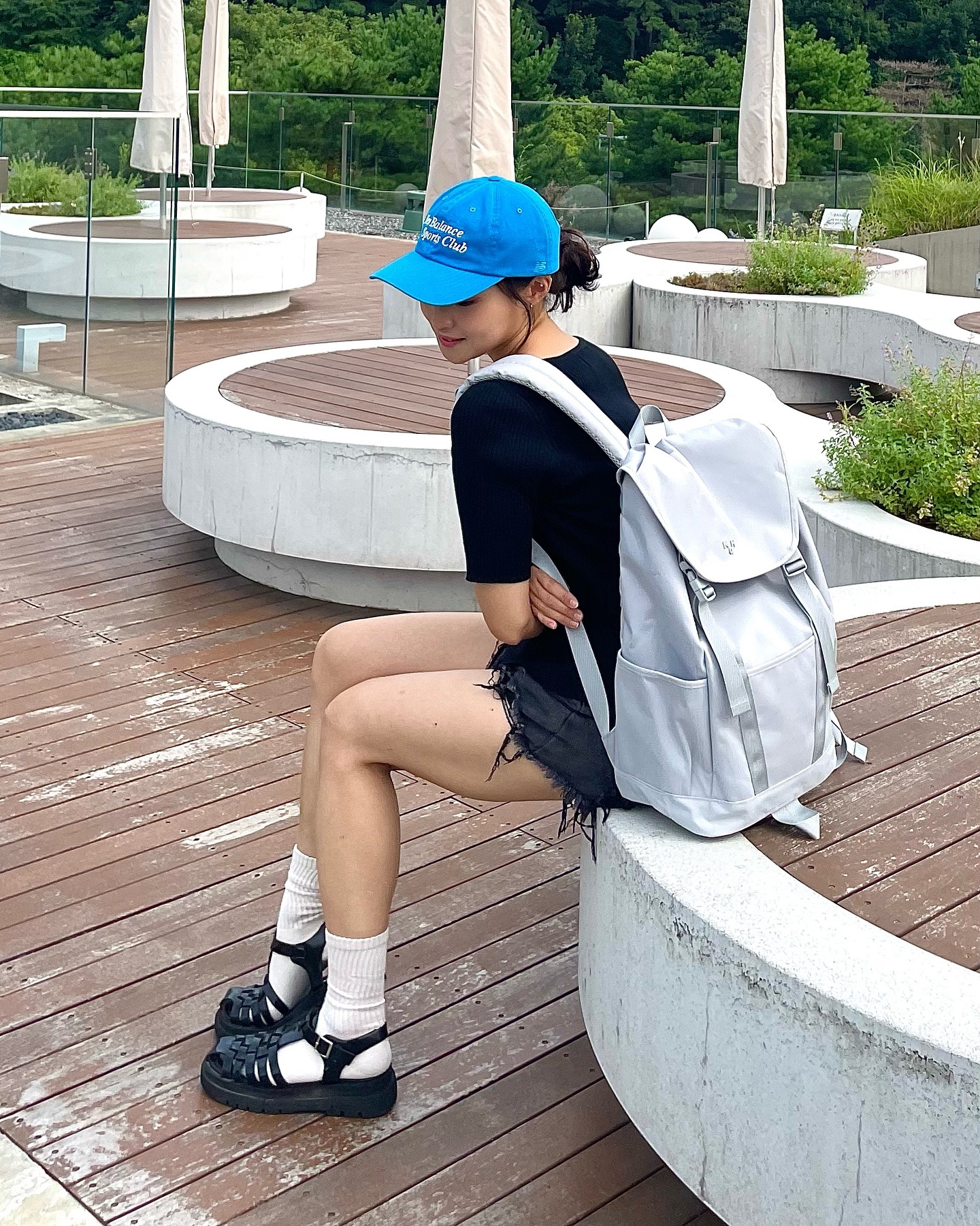 #협찬
mah_korea 

않이 내가 너무 좋아하는 컬러자너,,,🤍
마흐 영투어 백팩은 무려 25L로
디자인은 물론 수납력까지 잡아버린 괴물용량 백팩!

1박 2일 배낭 여행갈 때, 생각나는 그런 백 아닌가요?
그래서 볼캡 한 번 꽉 눌러써주고
여행가는 그런 컨셉 좀 잡아보았뜹니다 🤭
올블랙에 그저 파랭이 볼캡! 
#영투버 백팩 매치해줬을 뿐인데 #캐주얼여행 룩 완성 😜

특히 제가 좋이하는 #플립백 형태라 
디자인도 캐주얼하면서도 고급적인 고런 너낌
깔끔하구 군더더기없는 디자인에 
한 반더 반해버린 ,,, 마흐 징짜 칭찬해🫶🏻
어깨패드가지 도톰해서 어깨통증까지 잡았다구요💙🤍

 #마흐 #마흐가방 #mahbag #mah_korea #데일리백팩 #여행가방 #캐주얼백팩