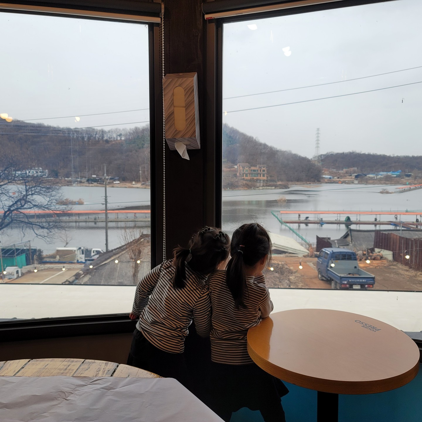 #지난주말 
다녀온 #민물장어 #산삼장어 만 취급하는 #시흥장어맛집 만수정 다녀온 후기 

■ 사이즈 큰 장어 구이
큰 사이즈라서 '장어먹고싶다' 하면 보통 2마리 가지고는 4인 가족 먹기가 힘든데 사이즈가 튼실한 장어가 두마리 나와주어 Good. 

■ 찐 숯불
찐 숯으로 만들어진 숯불을 사용하여 오랫동안 불이 은근하게 올라오고 장어를 구웠을 때 온도의 편차가 크지 않아서 한입 먹어보았을 때 적절한 불향이 배어들어와 식감을 자극하는 느낌 

■ 최상급 토종민물장어
장어가 크고 살집이 많기 때문에 뼈 제거를 했는데도 도톰함이 남다르다는 거. 다른 곳에서도 자포니카 종의 민물장어를 먹어보았는데 확실히 이곳이 몇점 더 나온다는 것을 먹으면서 깨달은 곳 

■ 다양한 주류
보통 소주, 맥주 정도는 많이 보았는데 막걸리, 와인 등 다양한 주류가 함께 있어서 많은 이의 니즈를 채워줄 수 있어서 좋은 곳. 장어에 와인도 은근 잘 어울린다고 하네 

■ 생물 포장, 초벌 포장 가능
시간이 부족하거나 주류 때문에 집에서 먹고 싶은 분들에게는 포장도 가능. 1마리에 30,000원대의 저렴한 가격(생물) 
하지만 차를 가지고 와도 15분 전에만 이야기 해주면 대리기사님을 바로 불러주신다고 하니 될 수 있으면 이곳에서 분위기 보면서 먹는 걸 추천함

■ 저수지뷰
2층에 가면 넓은 통창이 있어서 눈 내리거나 비 내리는 날에는 더욱 운치있게 즐길 수 있고, 뒤쪽으로도 넓게 데크가 구비되어 있어 중간중간 쉴 수 있는 공간을 마련해 놓았음. 불멍하기 딱 좋은 구조 

■ 가족식사 Good
가족끼리 식사 하러 가기에 이것저것 다 맞춘 곳을 찾기가 어려운데 장어는 대부분 다 좋아하기도 하고 밑반찬이 잘 나와서 먹고나서는 든든하다는 생각이 드는 곳. 밑찬으로 나오는 콩나물국과 이곳만의 시그니처 고구마줄기콩나물다시마무침 한 접시만 가지고도 밥 한공기가 뚝딱. 물론 추가적으로 잔치국수와 누룽지탕은 함께 먹으면 딱. 

#시흥장어 #시흥장어맛집 #시흥맛집 #만수정 #만수정장어 #만수정시흥점 #가족식사