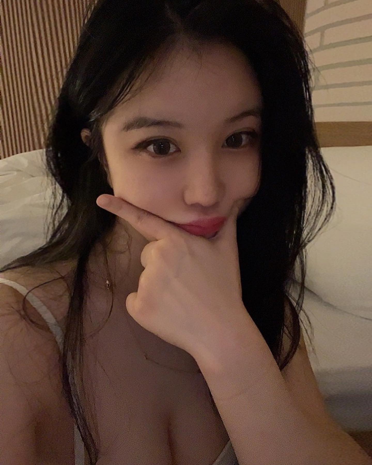 #광고 _ [인천]에이치애비뉴호텔 

검단신도시 먹자골목 중심에 위치하고있어서 접근성도 좋고 무엇보다 깔끔한대다 착한가격 까지 🧡

숙소 내부가 넓고 쾌적해서 파티룸으로도 손색없고 , 피곤해서 촬영은 많이 못했지만 낮에는 햇빛도 살랑살랑 들어와서 각잡고 사진찍어도 완전 잘 나올 것 같은 에이치애비뉴 호텔 🧡

스타일러 냉장고 전자렌지 등등
세심한 배려가 돋보여서 더욱 더 기분이  좋았어서 김포공항이나 인천 갈 일 있을때 한번 더 갈꼬에요 🧡 

hotel_h_avenue 

#호텔에이치애비뉴 #인천에이치애비뉴호텔 #인천브라이덜샤워호텔 #인천서구파티룸 #검단신도시호텔 #김포공항근처호텔 #김포공항근처숙소 #인천국제cc주변호텔 #드림파크cc근처호텔  #아라뱃길근처호텔 #인천공항근처호텔 #인천호텔 #인천파티룸 #김포파티룸 #김포호텔 #김포숙박 #검단사거리 #아라동호텔 #아라동숙박 #원당동호텔 #원당동숙박 #인천서구호텔 #풍무동호텔 #풍무동숙박 #완정역호텔 #마전역호텔 #검단사거리역호텔 #포포몬 #김포공항주변호텔