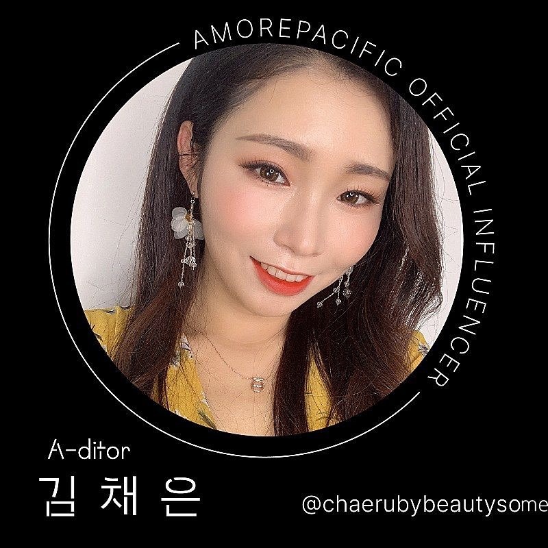 .
어제 근황 올렸는데 깜짝 놀라신 거 같아요!
휴직 들어갔는 건 알고 있었는데 뭣이, 창업??
네...그렇다고 합니다! 꽤나 고민했다는...
새로운 걸 시작하기 어려운 나이라고 생각했지만
더 늦기 전에 제가 하고 싶었던 걸 해 보려구요 
아모레퍼시픽 뷰티인플루언서 A-DITOR 활동도 
파이어족을 꿈꾸는 채루비의 플랜 중 하나예요!

코덕이라 남들보다 후덜덜하게 구매와 실패를 반복했고 
귀가 얇은 호갱이라 마케팅에 호라락 넘어가다보니 빡치고 
내가 원하는 제품을 찾으려니 지식은 부족하고
뷰티를 제대로 배워야겠다 생각이 들었거든요
그래서 국가메이크업자격증을 취득하고 
웨딩메이크업 업스타일 특수분장을 거쳐
웨딩샵 경험까지 차곡차곡 쌓다보니
화장품을 보는 안목이 상당히 높아져있었어요
10년이란 시간을 쓴 게 아깝지 않을 정도로 만족스러운 느낌!

제 경험과 노하우를 11월부터 아모레퍼시픽 에딧샵에
계절에 맞는 기초와 트렌디한 메이크업으로 
다양한 분들의 니즈를 맞춰 드릴 예정이예요
자연주의 컨셉의 프리메라
제니가 뮤즈인 색조브랜드 헤라
라이프스타일에 맞춰 먹는 건강기능식품 바이탈뷰티부터
시술보다 더 효과적이다는 기능성 기초화장품 홀리추얼 등등
다채롭게 전 펴 놓겠습니다 ㅎ

신규샵 오픈인만큼 할인혜택과 포인트 혜택이 빠방해요
자체 이벤트도 기대해주세요!

채루비의 에디샵 주소는? 
https://n.a-ditshop.com/LODdA

#ADITOR#에디터#아모레퍼시픽#뷰티인플루언서