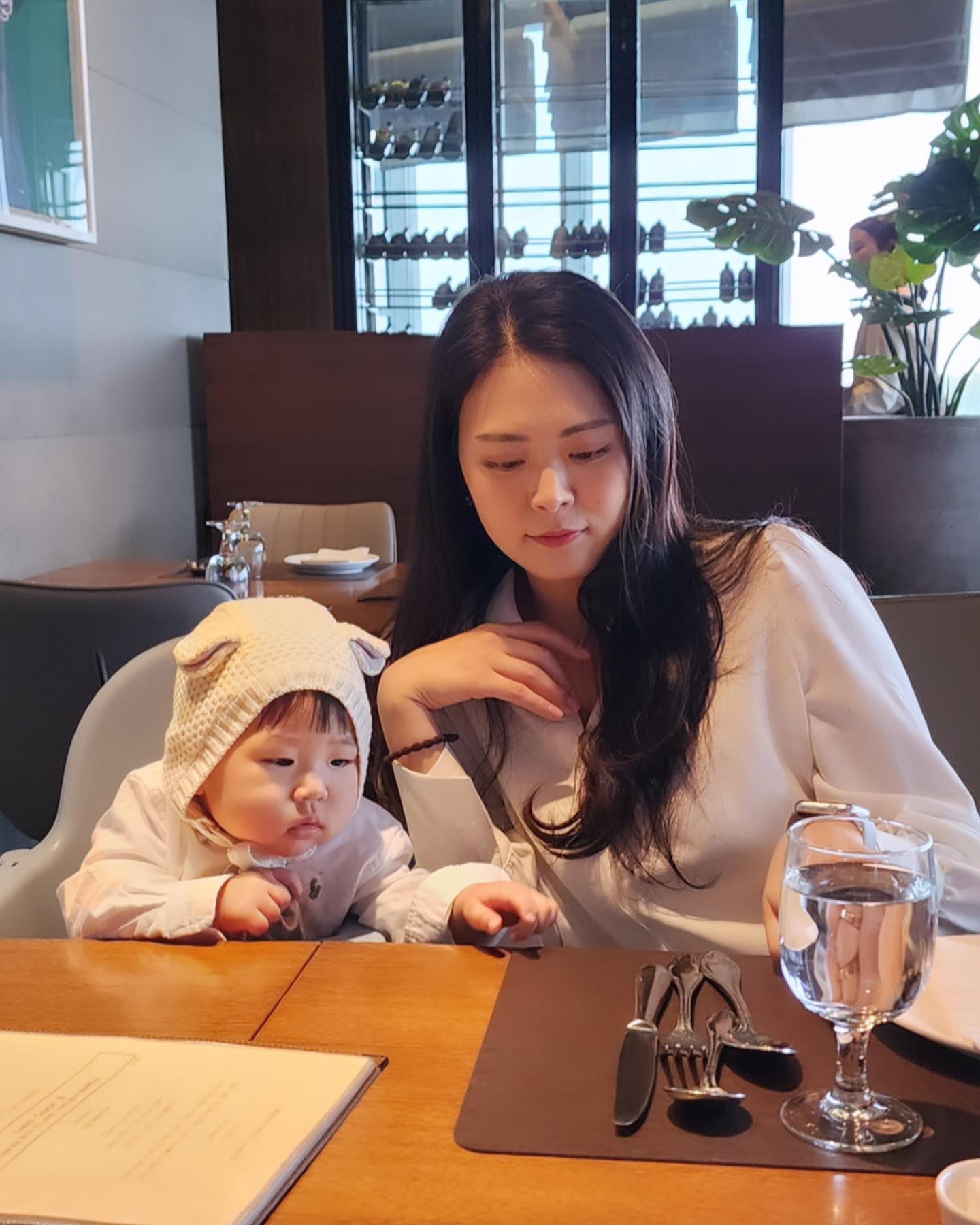 10.27 결혼 5주년 ! 
어느덧 많은걸 이뤄냈고
우리 네가족 앞으로도 잘지내자🫶🏻
아직은 엄마 아빠만 하기엔 우린 젊어 ! 재미나게 놀자구 ! 
요즘 국감으로 바쁜 오빠가 미리 연차내고 예약해줘서 기분좋았던 엊그제 
꽃까지 완벽,
자기 꽃인줄 아는 최수아의 환상을 깨기 싫어서
수아를 위해 샀다고 하얀거짓말을 해줬다😂
사룽하고 고마버, 영저그
