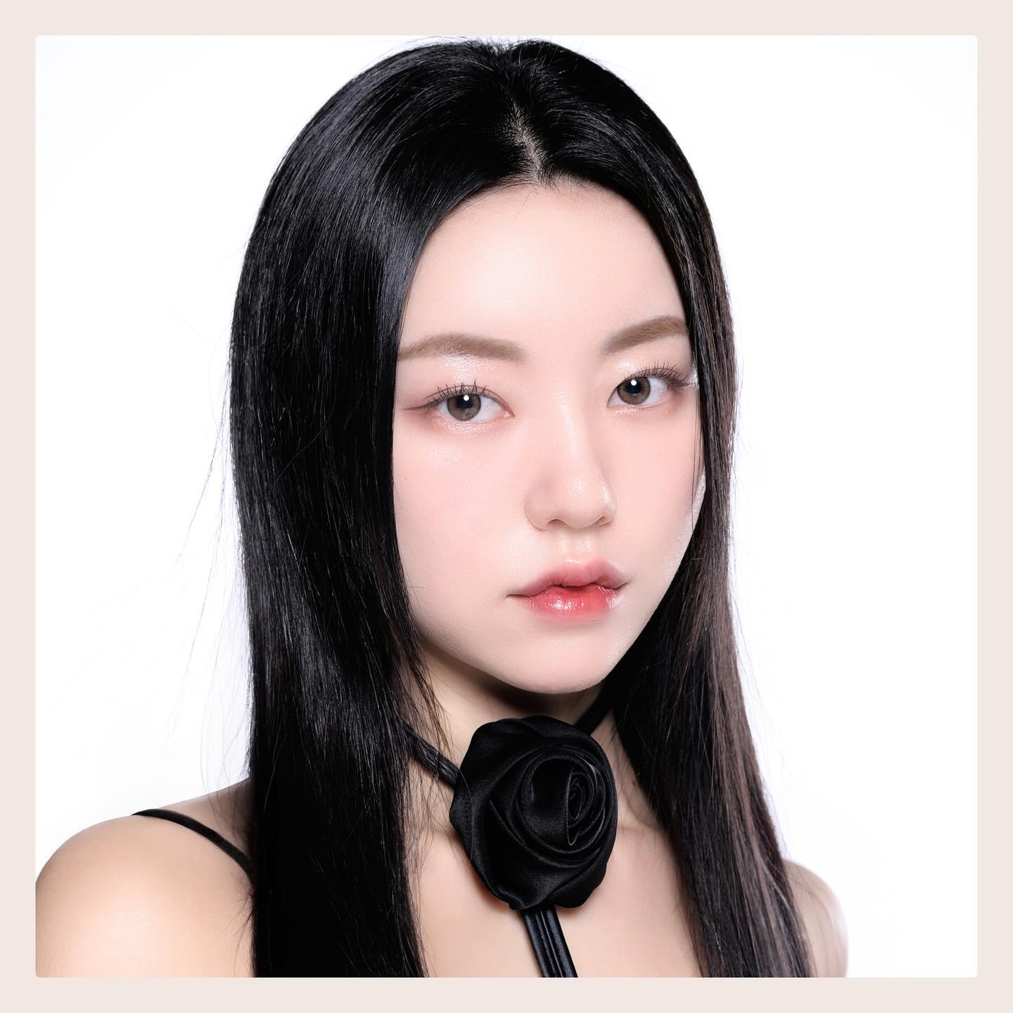 🏷 𝐧𝐚𝐭𝐮𝐫𝐚𝐥 𝐛𝐞𝐚𝐮𝐭𝐲 𝐠𝐫𝐞𝐞𝐧𝐬𝐡𝐨𝐩
——————————————————————
⠀⠀⠀
⠀⠀⠀
#초록물들이다 ✨

이 사진을 이제 올리다니‼️‼️‼️🫠👊🏻
zoozemin 제이혼스튜디오에서 촬영한 
클로즈업 프로필 사진이랍니당🫶🏻❤️

깨끗한 화이트 배경에 저의 흑발에 맞춰서〰️
생머리 쫙쫙 펴주고, 블랙 탑 + 블랙장갑에 이어서
제가 애정하는 dewe.dewe_official 
듀이듀이 블랙 타이 악세사리로 마무리〰️🖤

화이트&블랙 컨셉 + 클로즈업 인물위주= 사랑..🫶🏻
저 선풍기 바람맞으면서 촬영한건 첨인데ㅋㅅㅋ
왜 이효리가 무대 밑에서 바람쏴주는거 조아하는지
알게되버린 계기ㅋㅅㅋ‼️ ㄹㅇ 분위기 만빵🔥

페이모델 계정은 green_0908 ✨

⠀⠀⠀
3월 예약 50프로 마감되었습니다!
모든!!! 예약문의는 프로필에 있는
‘오픈카톡 링크’로 연락주세용〰️✌🏻

#대구메이크업 #대구메이크업샵
⠀⠀⠀
⠀⠀⠀
——————————————————————
🏷 ｒｅｓｅｒｖａｔｉｏｎ
⠀⠀⠀ 𝙤𝙥𝙚𝙣 𝙠𝙖𝙠𝙖𝙤 👉🏻 𝘱𝘳𝘰𝘧𝘪𝘭𝘦 𝘭𝘪𝘯𝘬 ♥️
——————————————————————
