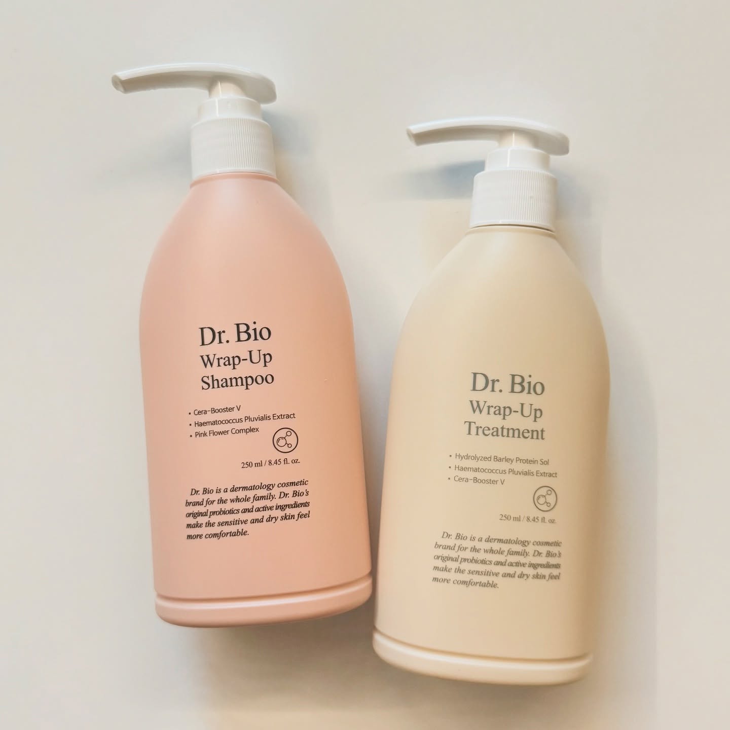 #제품제공 #닥터바이오 #찐후기 dr.bio_official 
닥터바이오 [랩업 샴푸 & 랩업 트리트먼트]

신생아부터 민감하고 건조한 피부의 임산부, 
성인까지 민감성 피부 모두가 사용가능한
온가족 스킨케어 전문 브랜드 ”닥터바이오“

특허받은 프로바이오틱스성분이 함유되어 
약해진 두피장벽을 강화하고 모근강화, 
두피진정, 보습에 도움을 주는 무실리콘 샴푸예요
미세먼지 세정효과와 두피 진정개선 테스트 
완료되어 안심하고 사용할 수 있었어요 :)

특허받은 프로바이오틱스성분이 함유되어 
모발에 보호막을 형성해주며 윤기나는 머릿결로 
만들어 주는 랩업 트리트먼트 !
두피 잔여감 없이 두피까지 바를 수 있는 
무실리콘 트리트먼트더라구요 ㅎㅎ
모발 엉킴 개선, 두피 진정개선 테스트 완료 👌🏻

샴푸 & 트리트먼트 패키지가 깔끔해서
화장실 인테리어로도 손색 없네요 ㅎㅎ

* 진정효과 불만족 시 
100% 환불보장(수령 후 2주 이내)