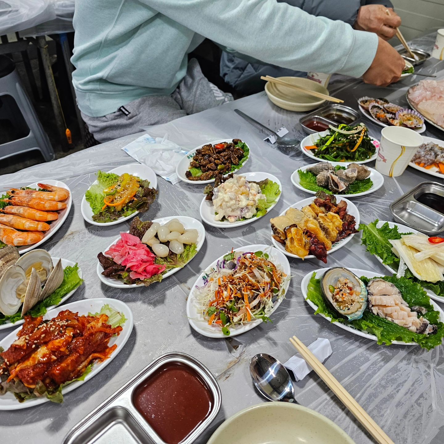 2023.12.09
시부모님과 함께 궁평항
나는 대게 냠냠🦀